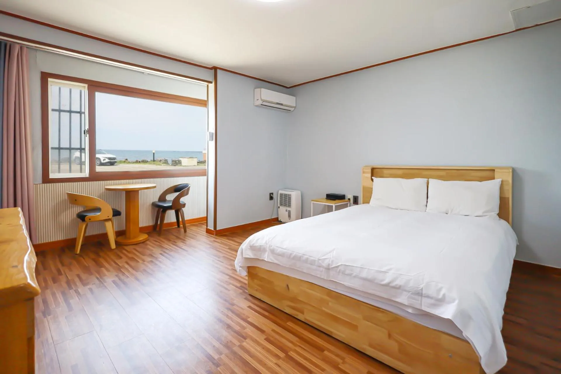 Photo of the whole room in Fantastic Ocean View Sydney Hotel