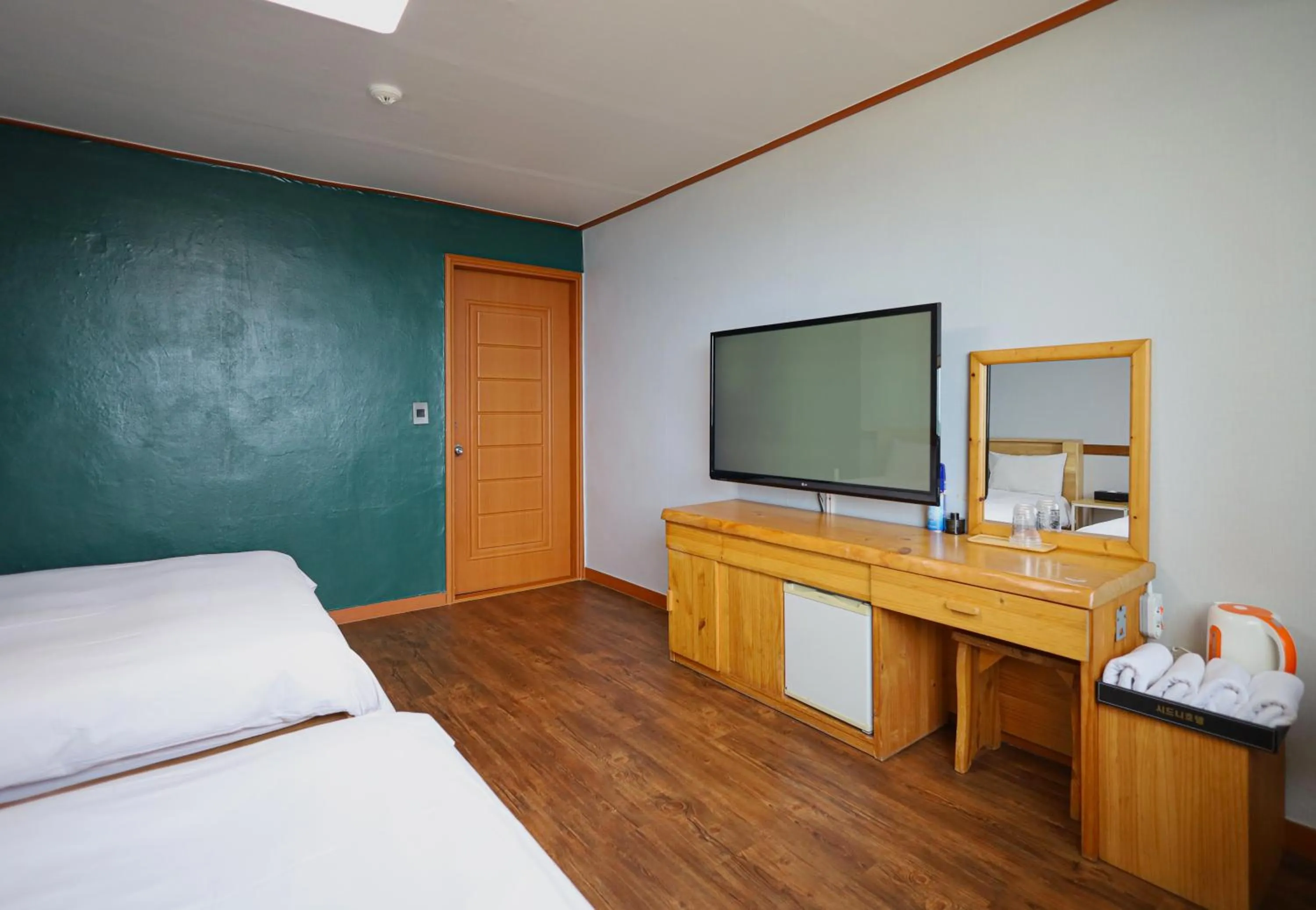 Communal lounge/ TV room in Fantastic Ocean View Sydney Hotel