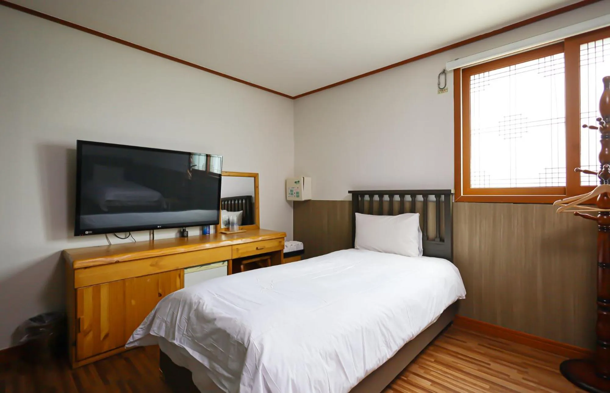 Communal lounge/ TV room in Fantastic Ocean View Sydney Hotel