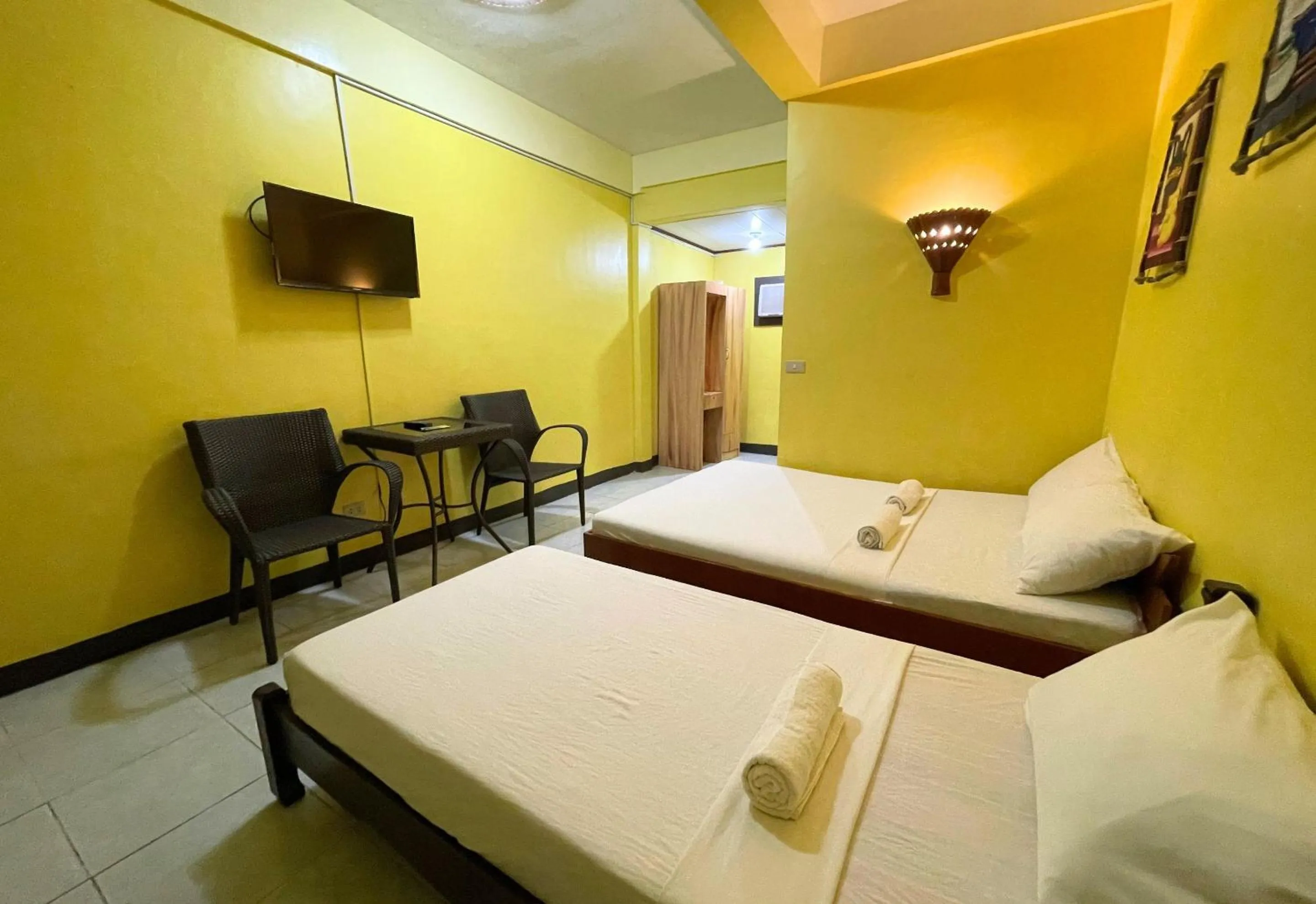 Bed in Simons Heritage Resort Puerto Galera