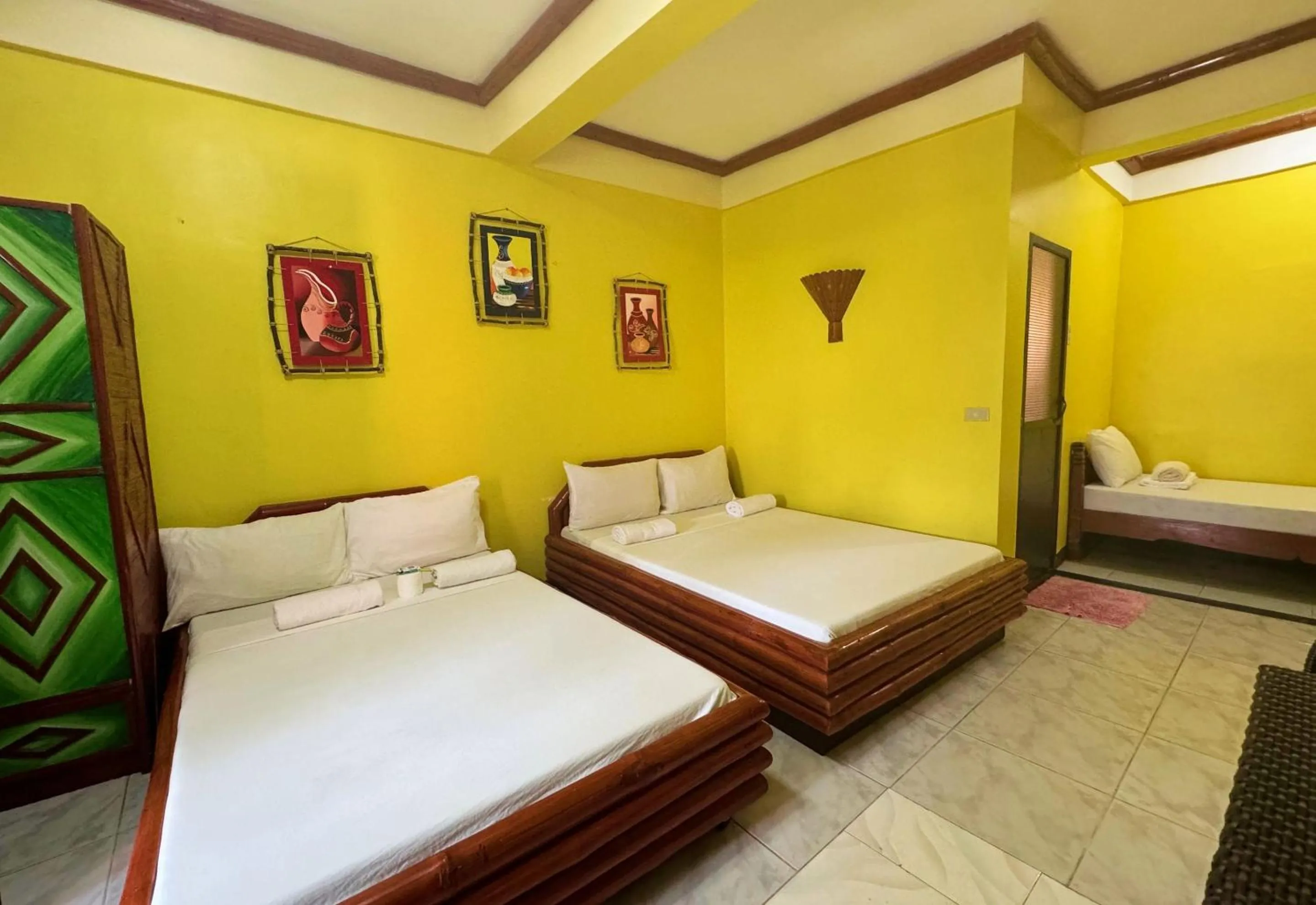 Bed in Simons Heritage Resort Puerto Galera