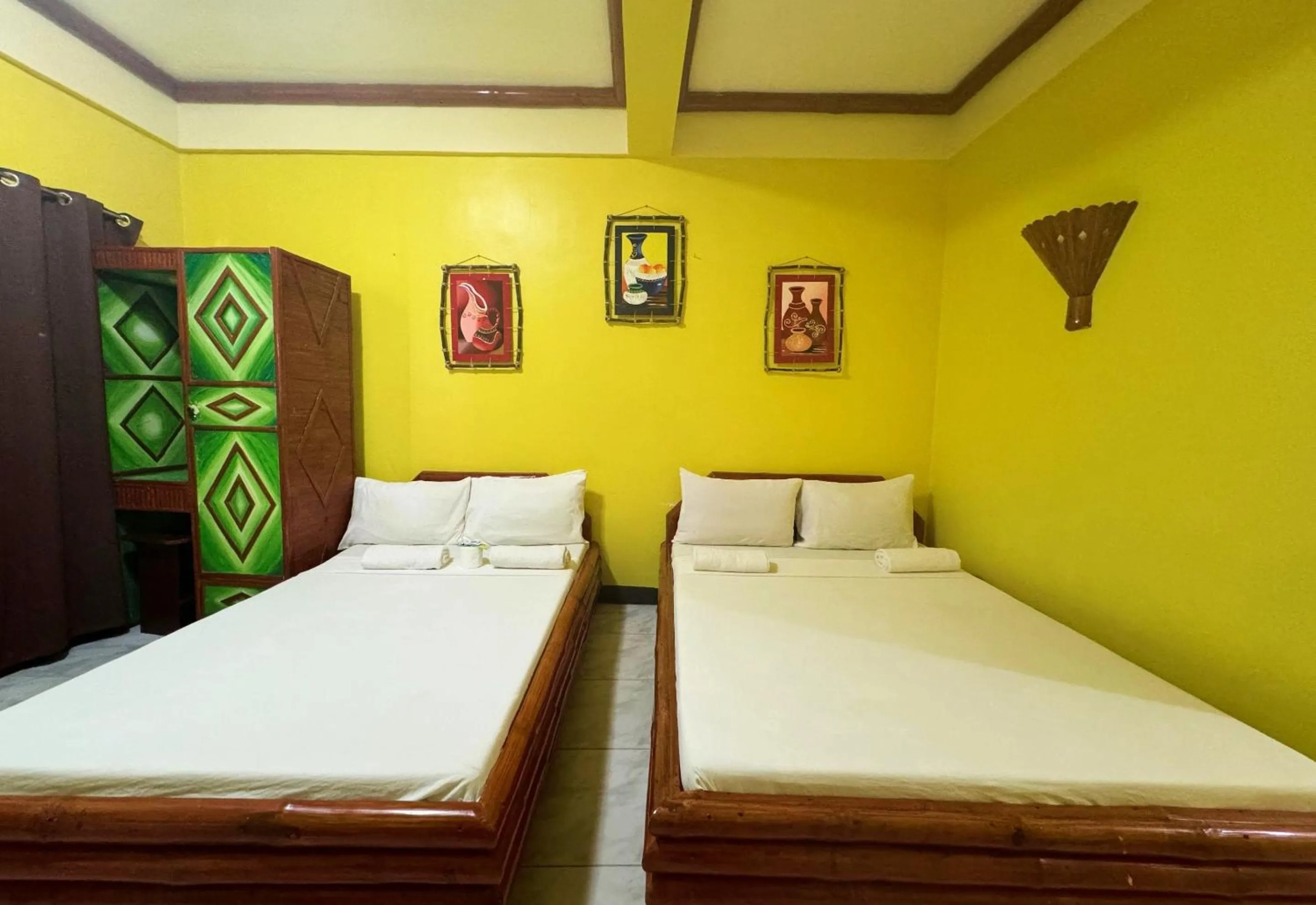 Bed in Simons Heritage Resort Puerto Galera