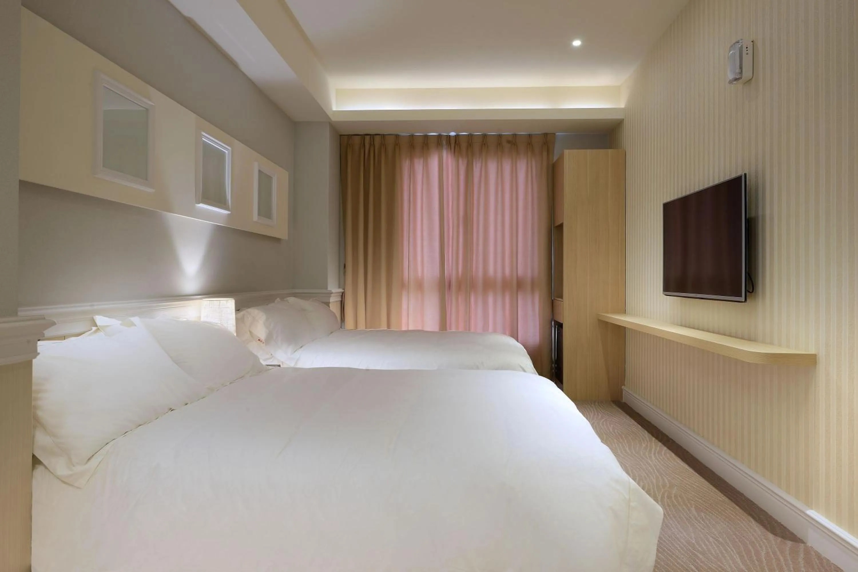 Photo of the whole room, Bed in Caffir Garden Hotel