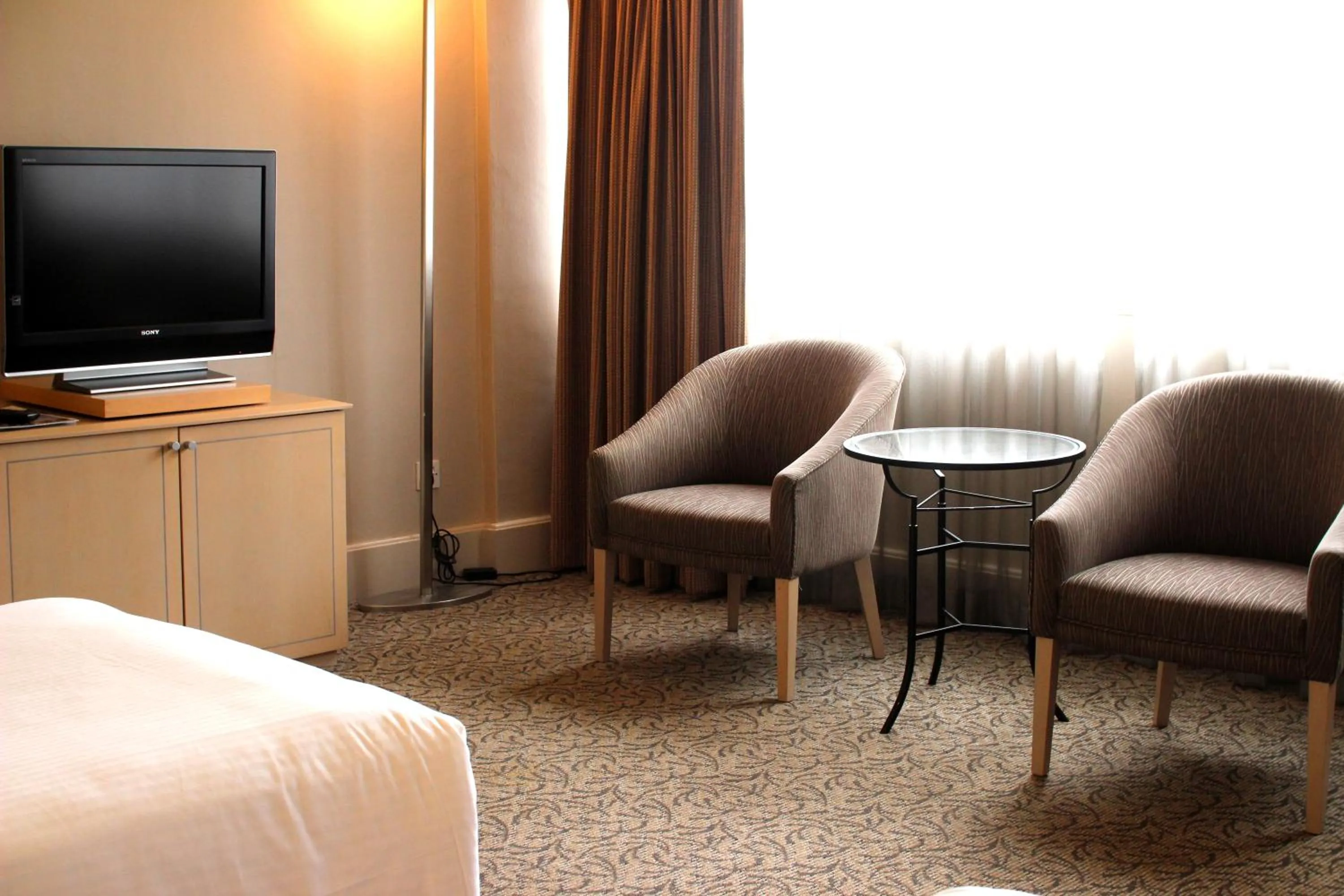 Seating area, Bed in York Hotel