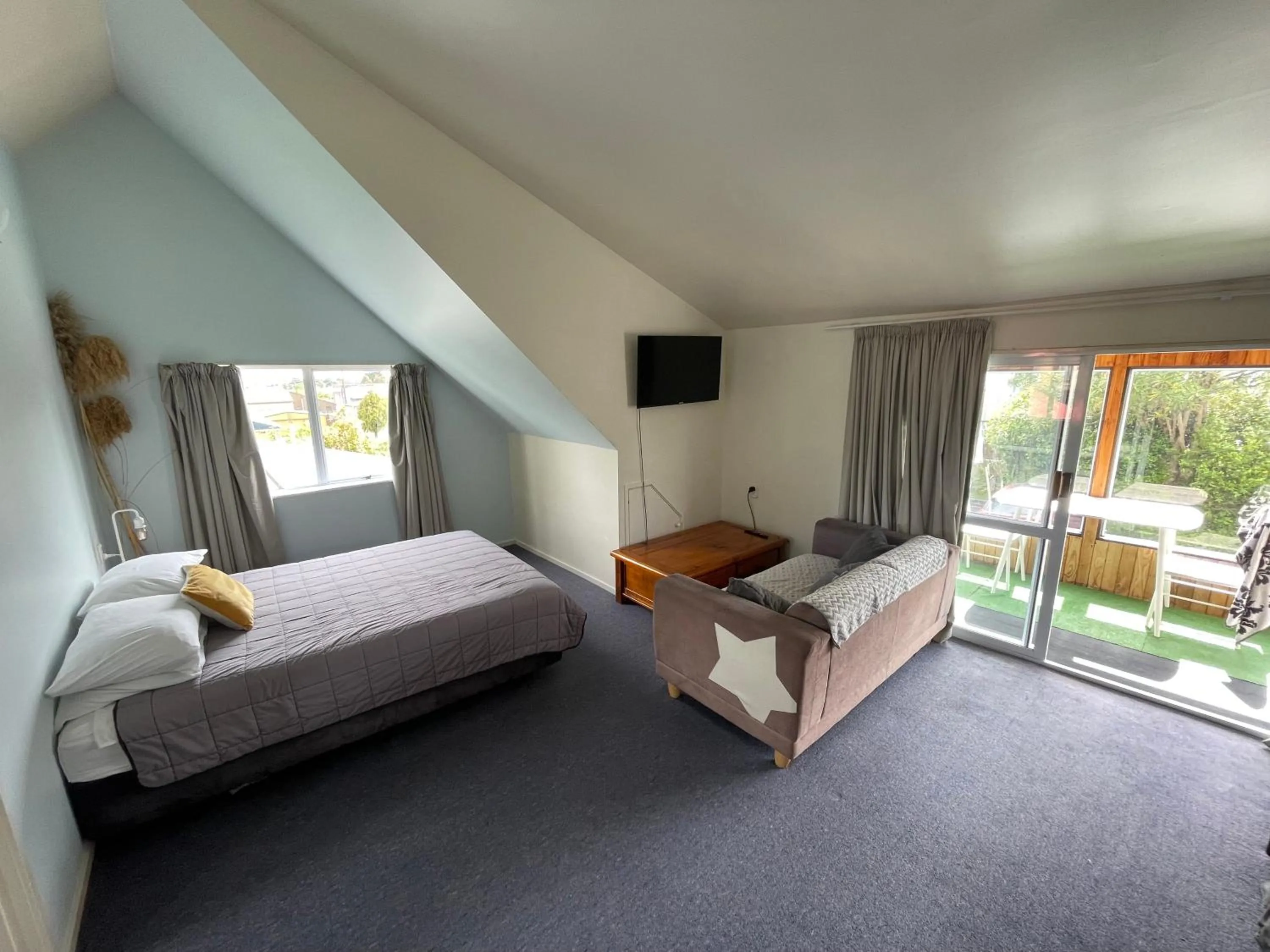 Bed in Howard's Mountain Lodge