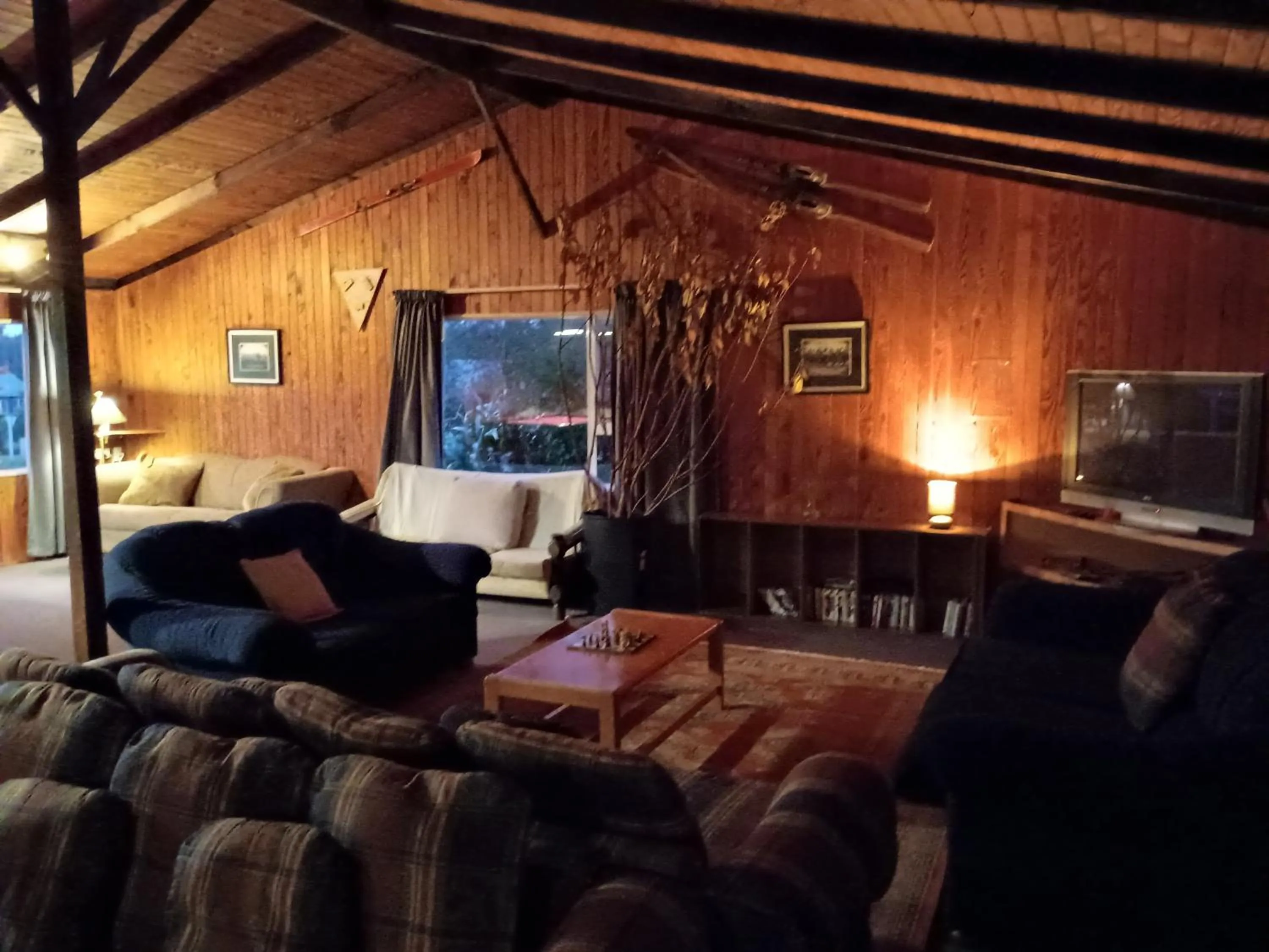Seating area, Bed in Howard's Mountain Lodge