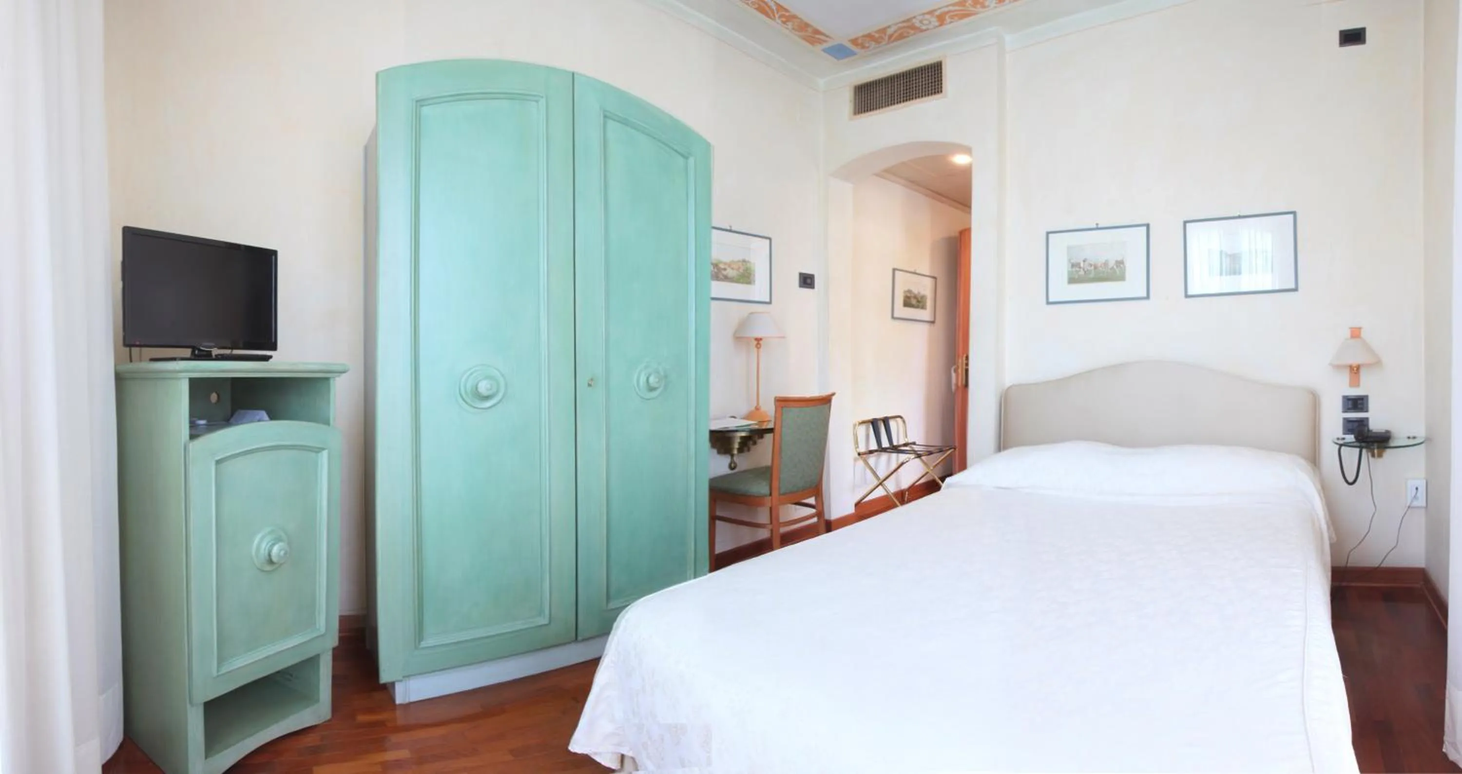 Bed, TV/Entertainment Center in Hotel La Torre