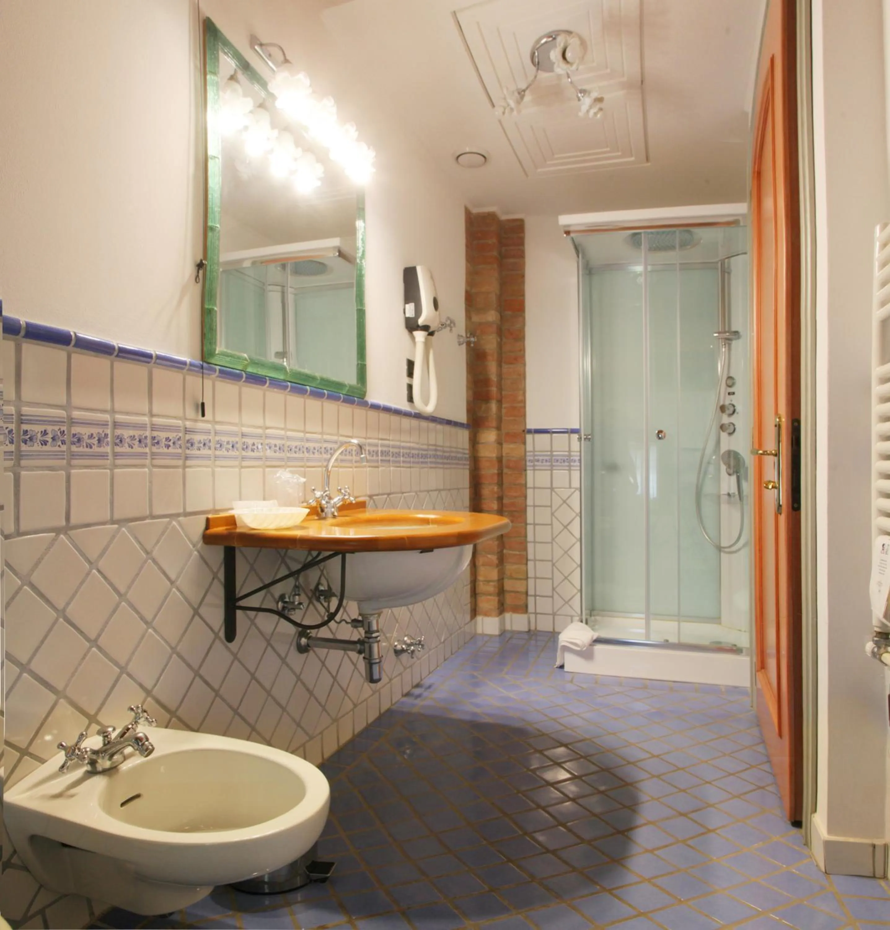 Shower, Bathroom in Hotel La Torre