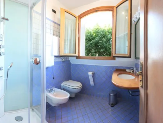 Shower, Bathroom in Hotel La Torre