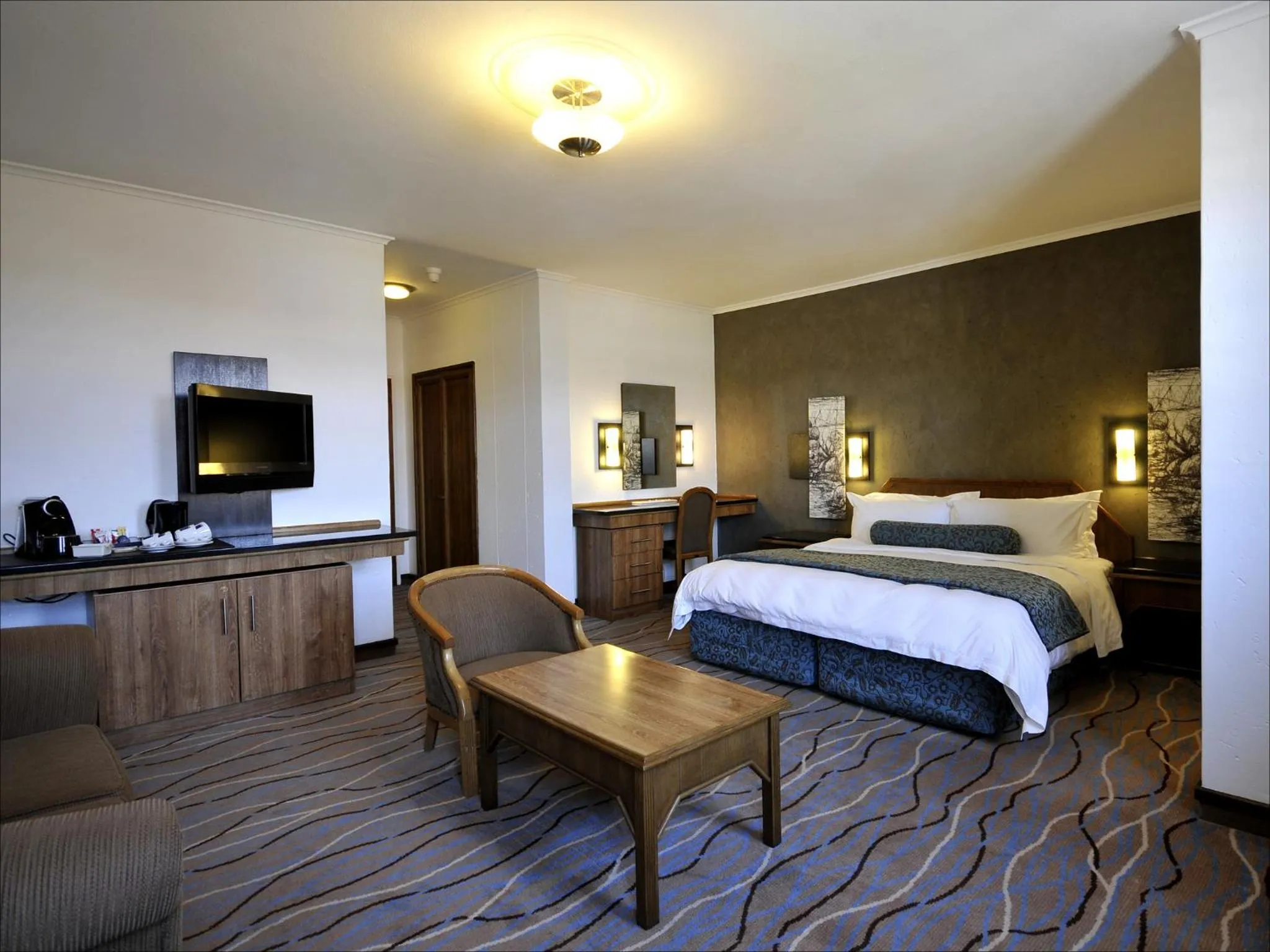 Photo of the whole room, Bed in The Centurion Hotel