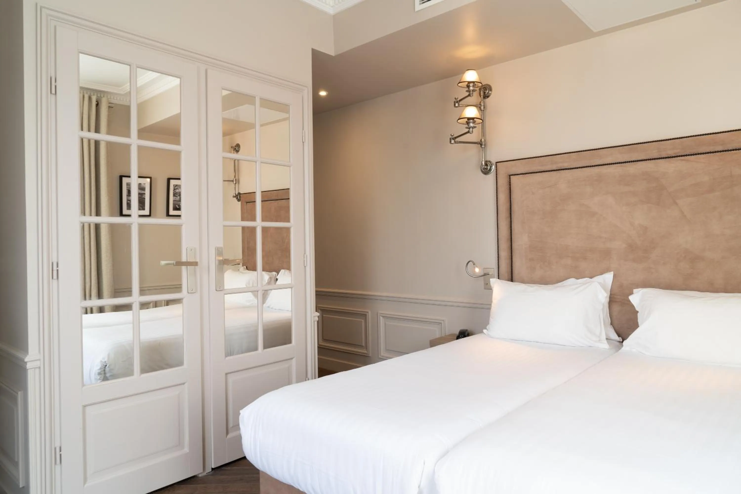 Bedroom, Bed in Hôtel Saint-Louis - Jardin du Luxembourg