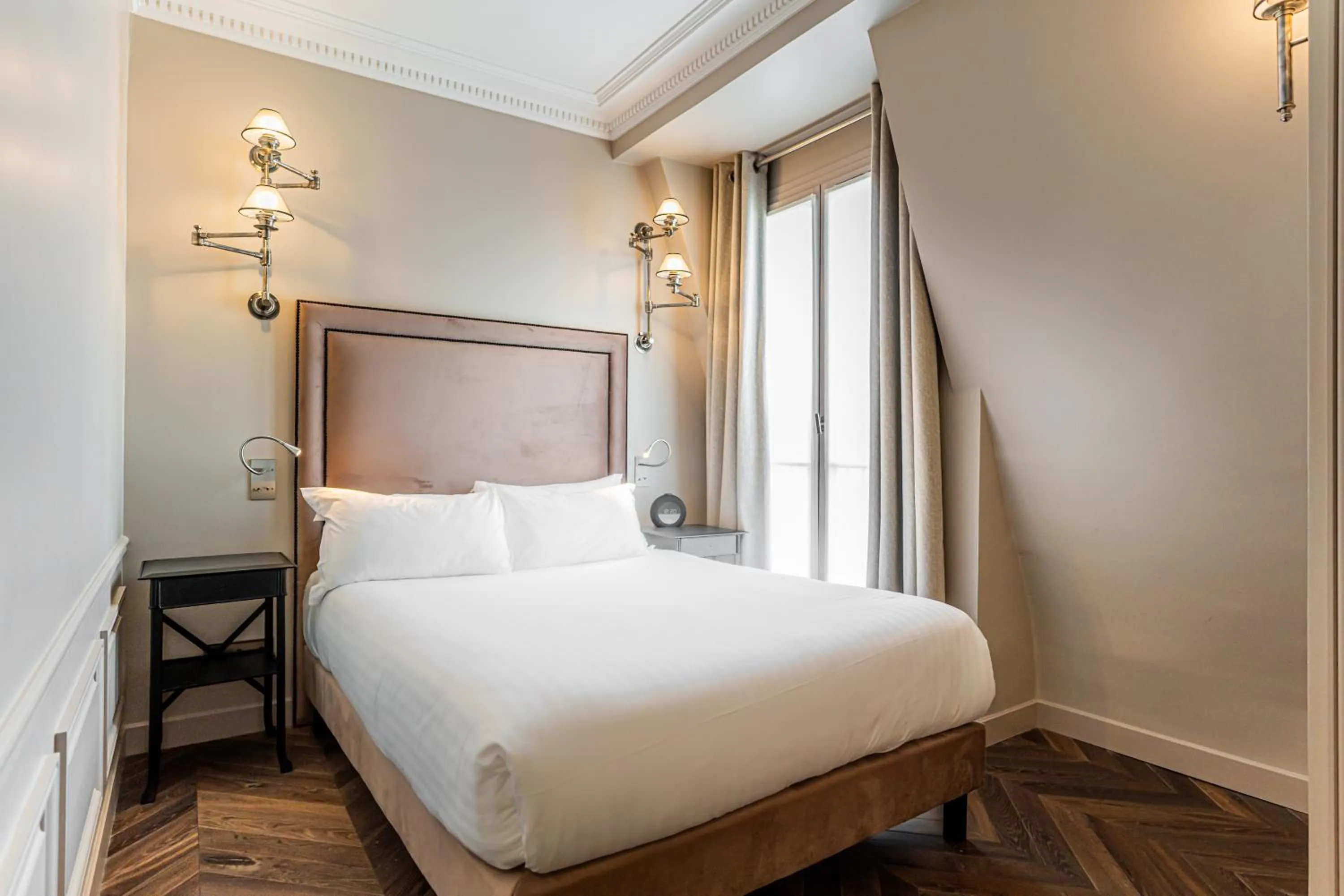 Bedroom, Bed in Hôtel Saint-Louis - Jardin du Luxembourg