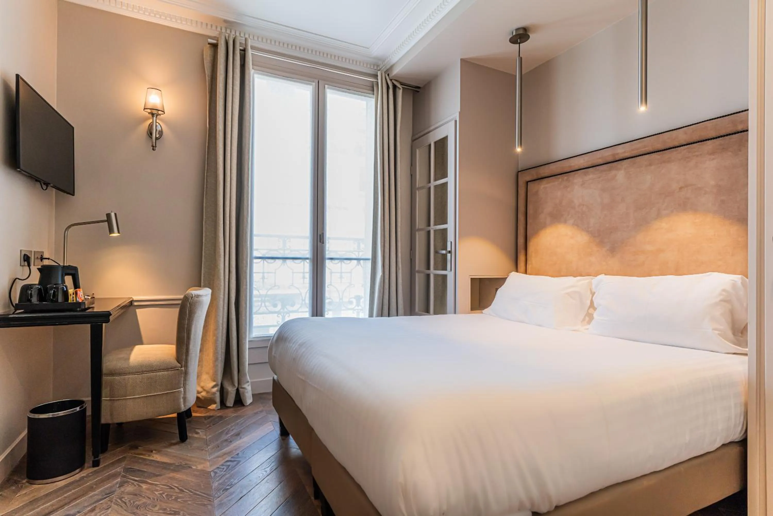 Bedroom, Bed in Hôtel Saint-Louis - Jardin du Luxembourg