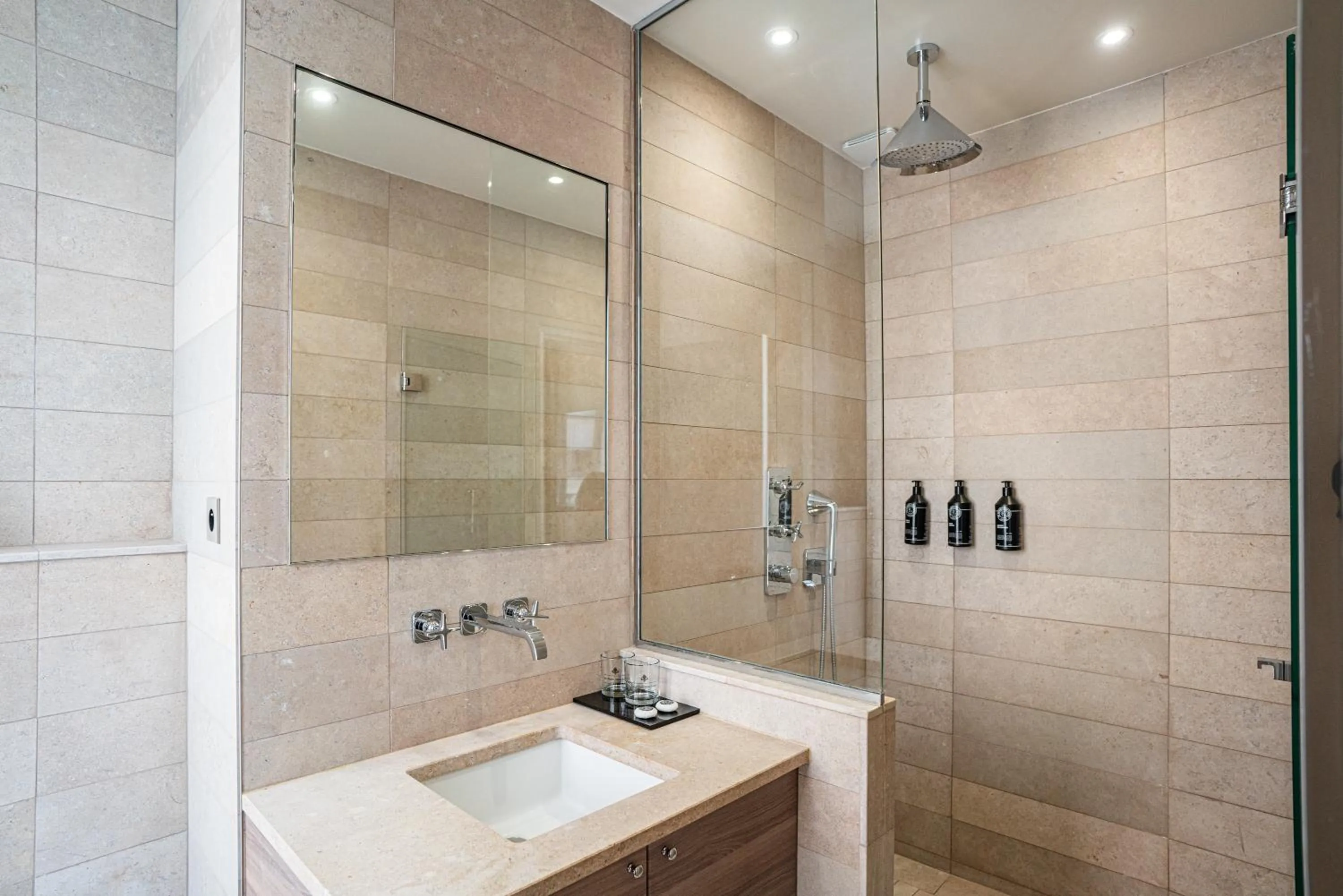 Shower in Hôtel Saint-Louis - Jardin du Luxembourg