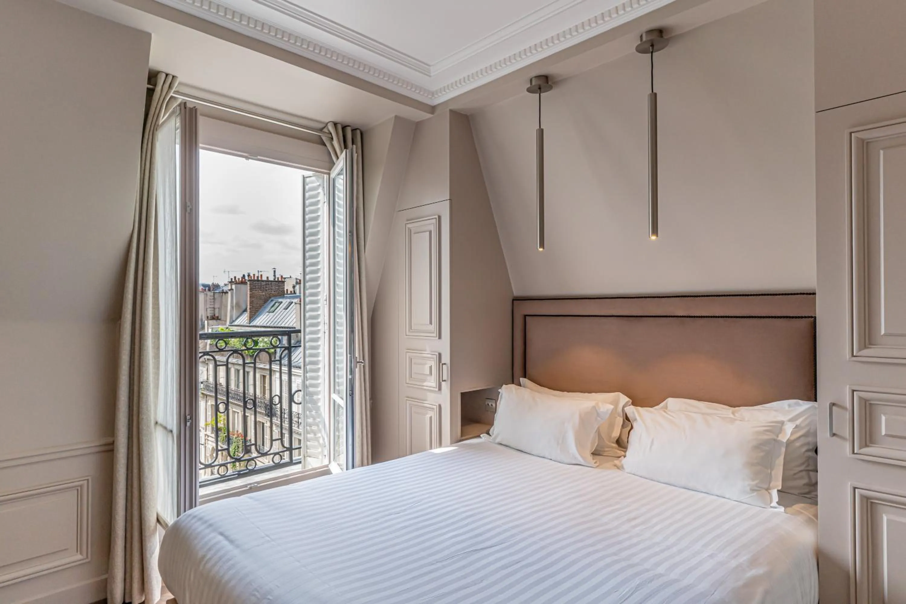 Bedroom, Bed in Hôtel Saint-Louis - Jardin du Luxembourg