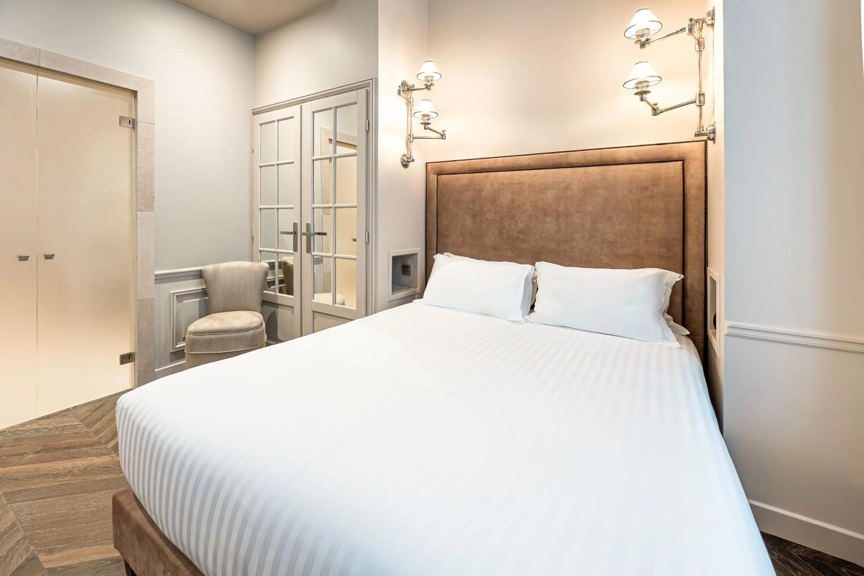 Bed in Hôtel Saint-Louis - Jardin du Luxembourg