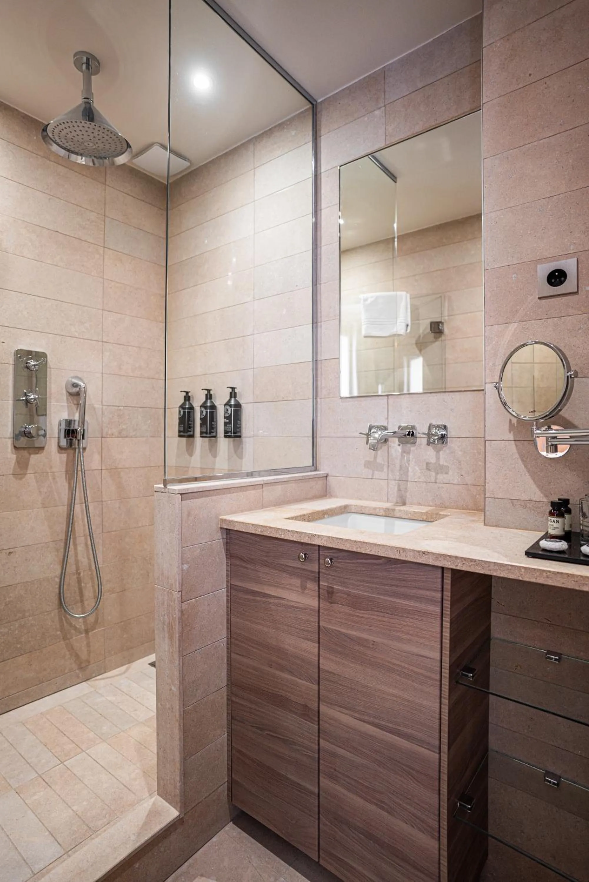 Shower in Hôtel Saint-Louis - Jardin du Luxembourg