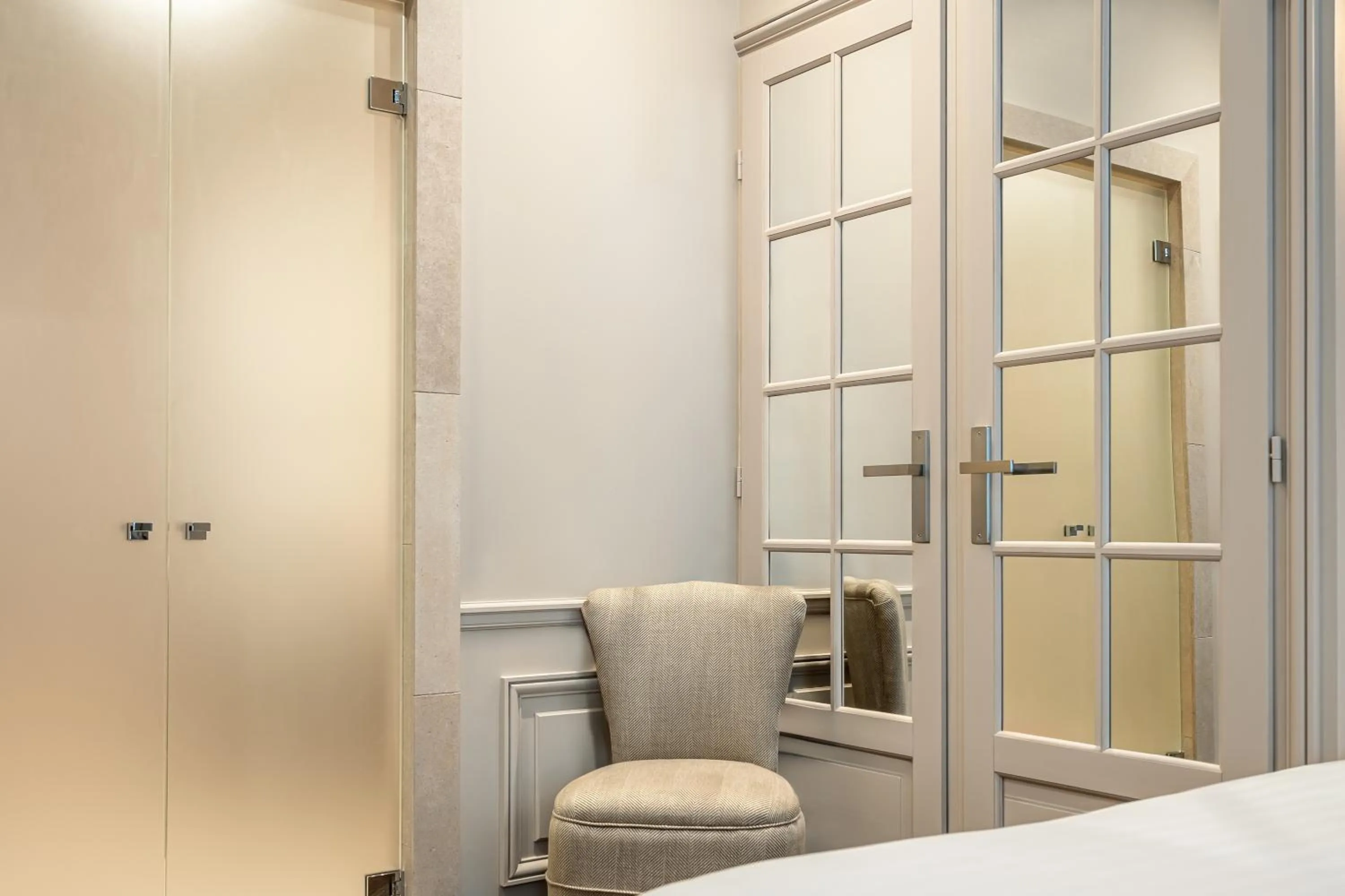 wardrobe, Bed in Hôtel Saint-Louis - Jardin du Luxembourg