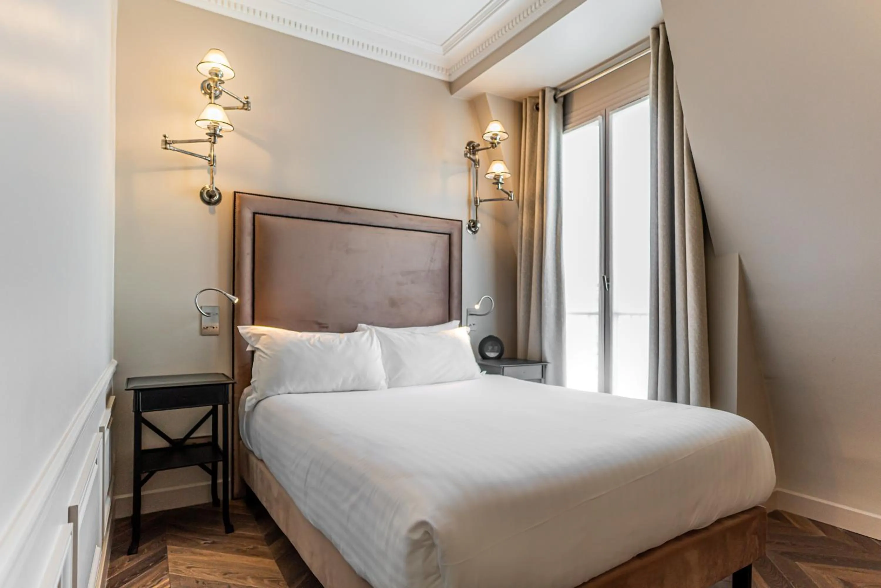 Bedroom, Bed in Hôtel Saint-Louis - Jardin du Luxembourg