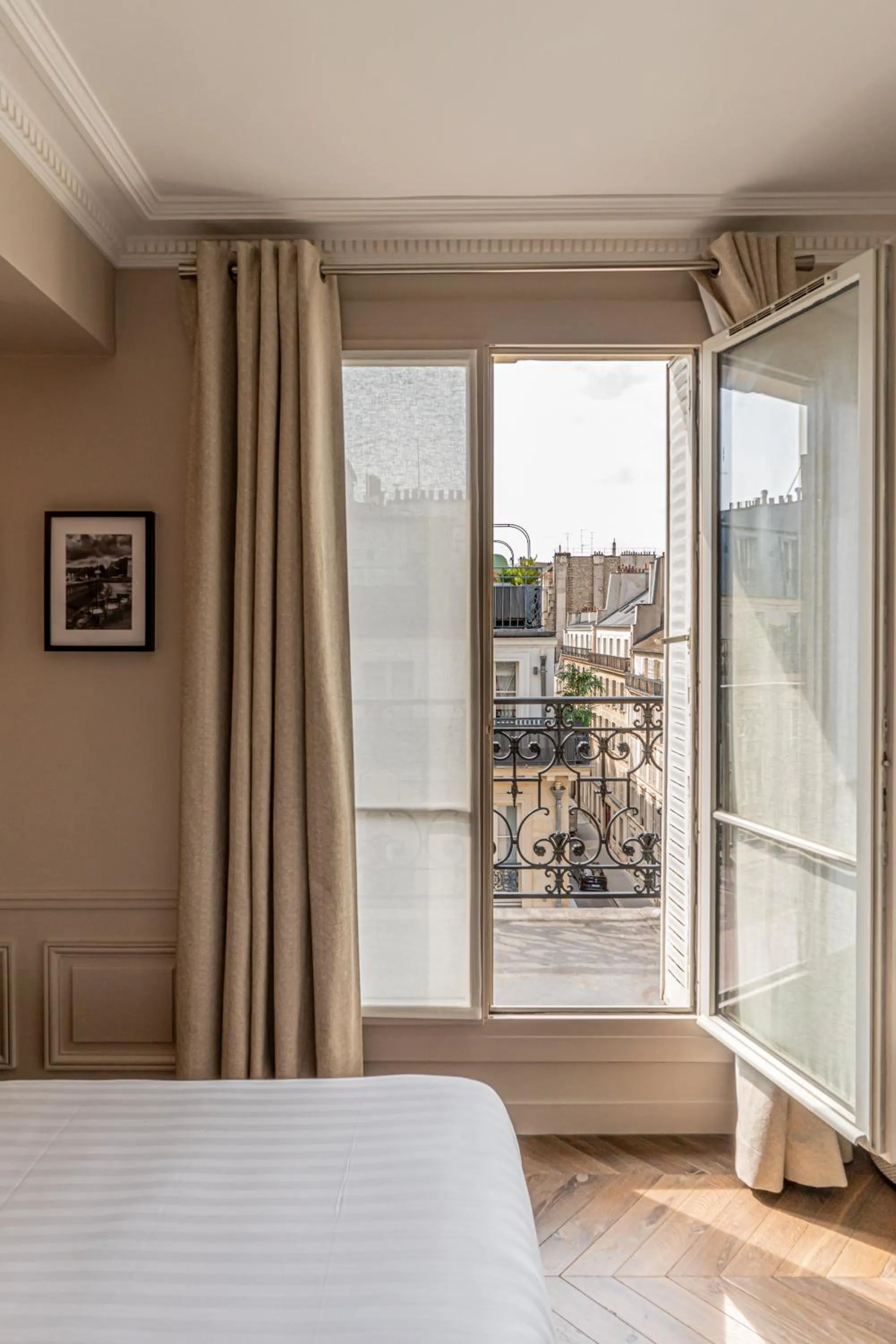 View (from property/room), Bed in Hôtel Saint-Louis - Jardin du Luxembourg