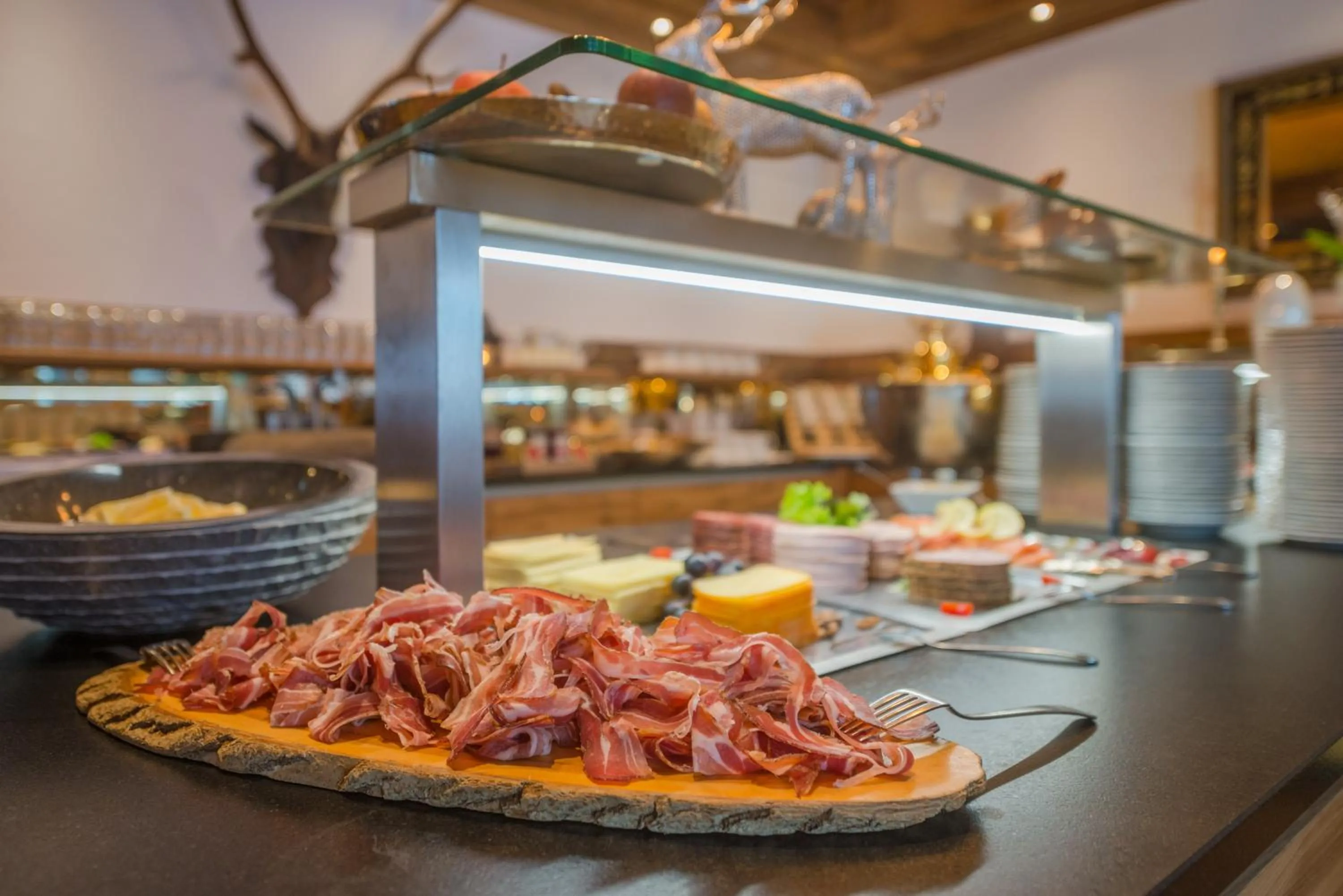 Buffet breakfast in Hotel Almschlössl & Schrotteralm