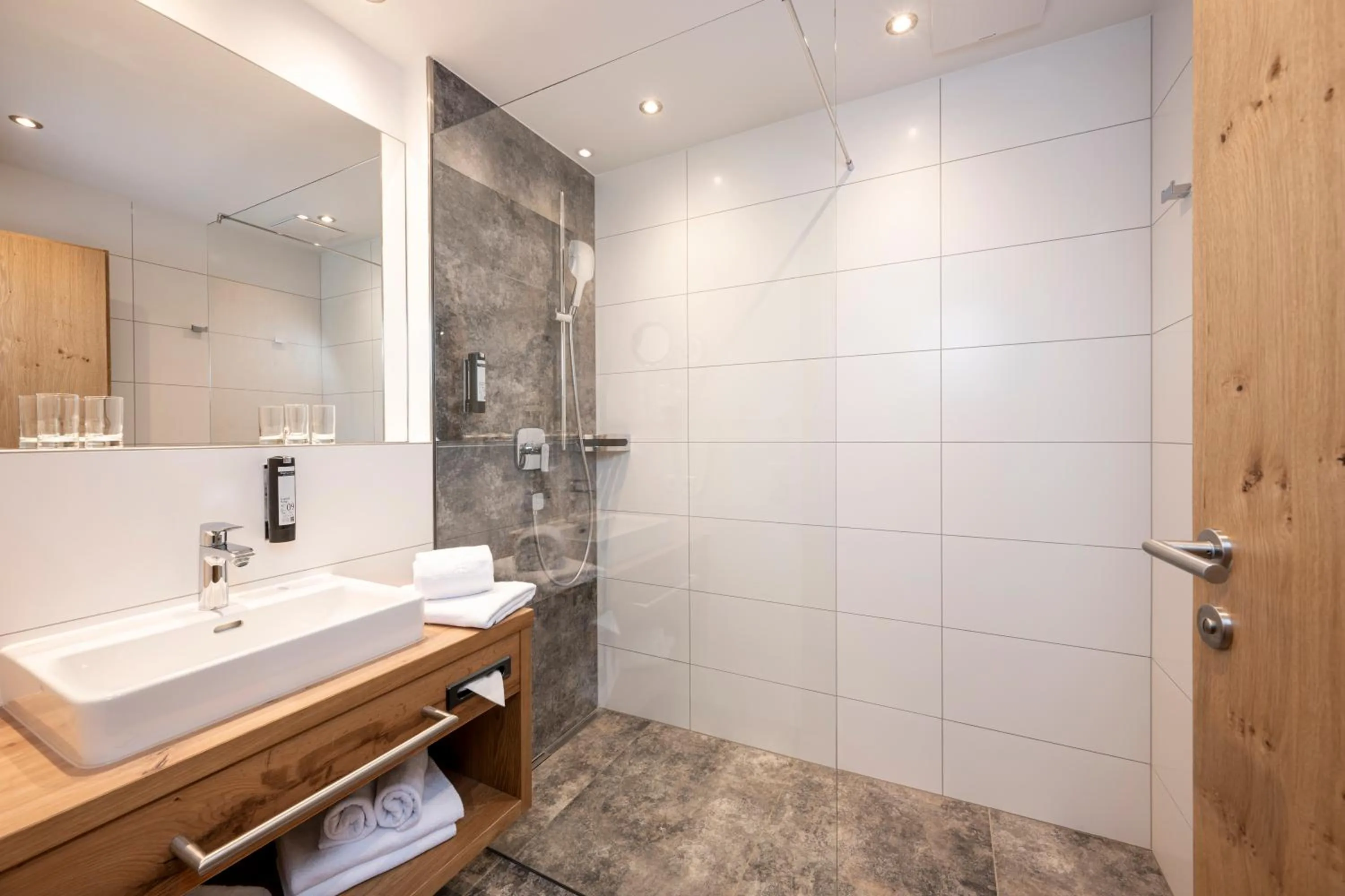 Shower in Hotel Almschlössl & Schrotteralm