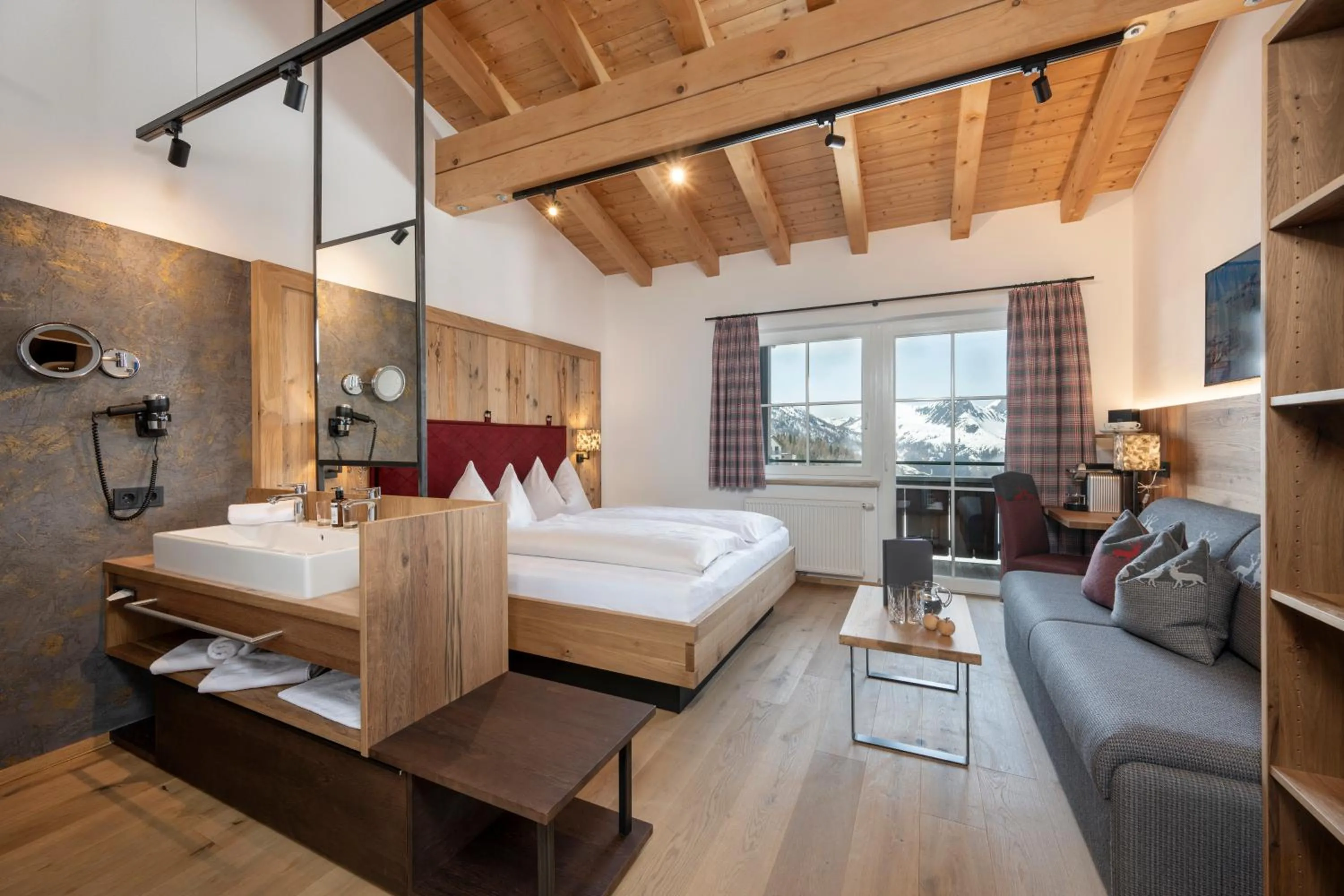 Living room, Bed in Hotel Almschlössl & Schrotteralm