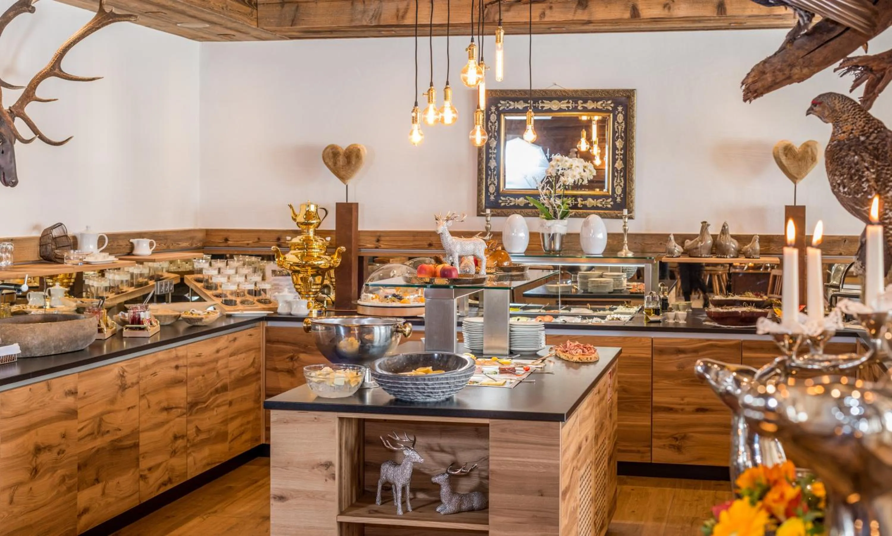 Buffet breakfast in Hotel Almschlössl & Schrotteralm