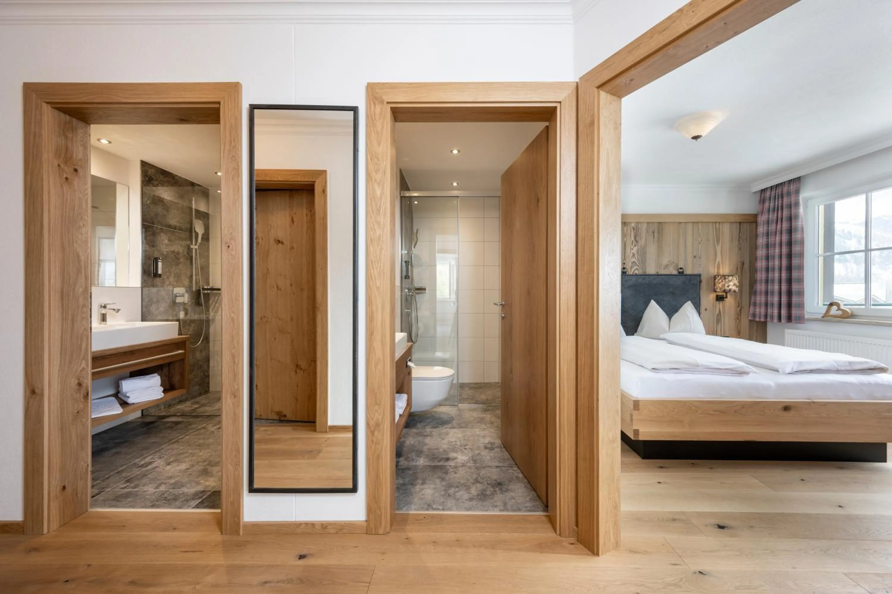 Shower, Bed in Hotel Almschlössl & Schrotteralm