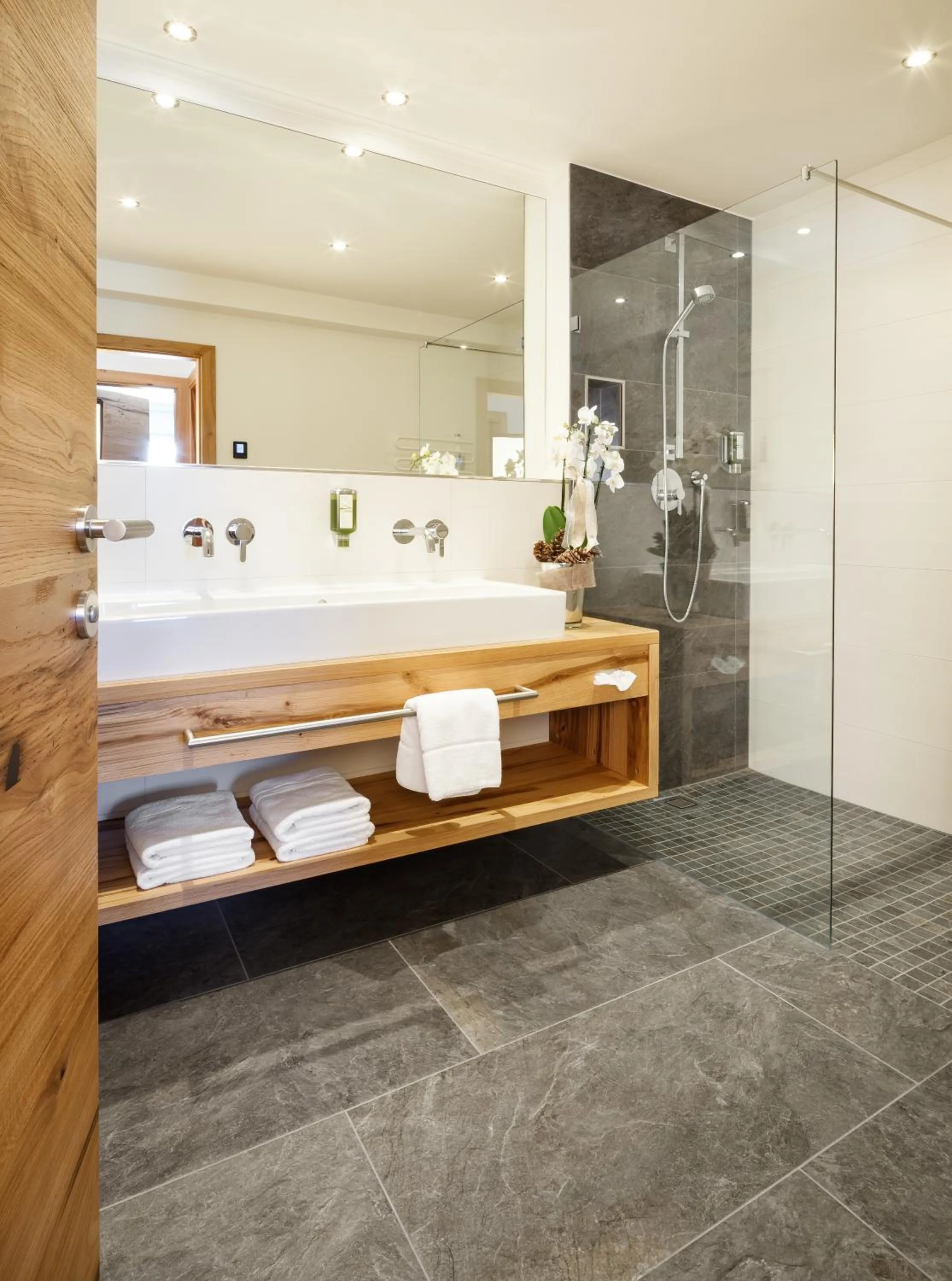 Shower in Hotel Almschlössl & Schrotteralm