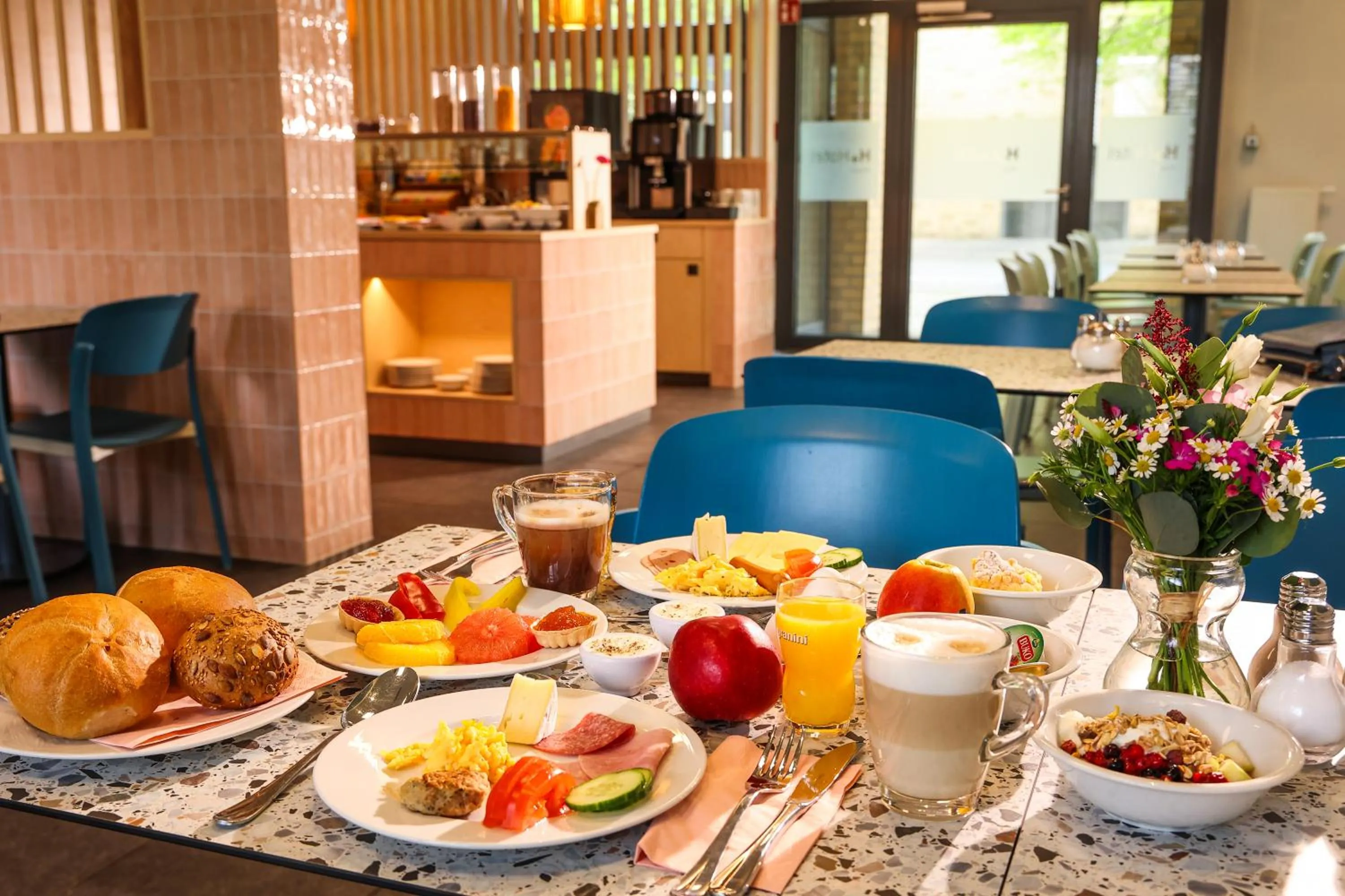 Continental breakfast in H+ Hotel 4Youth