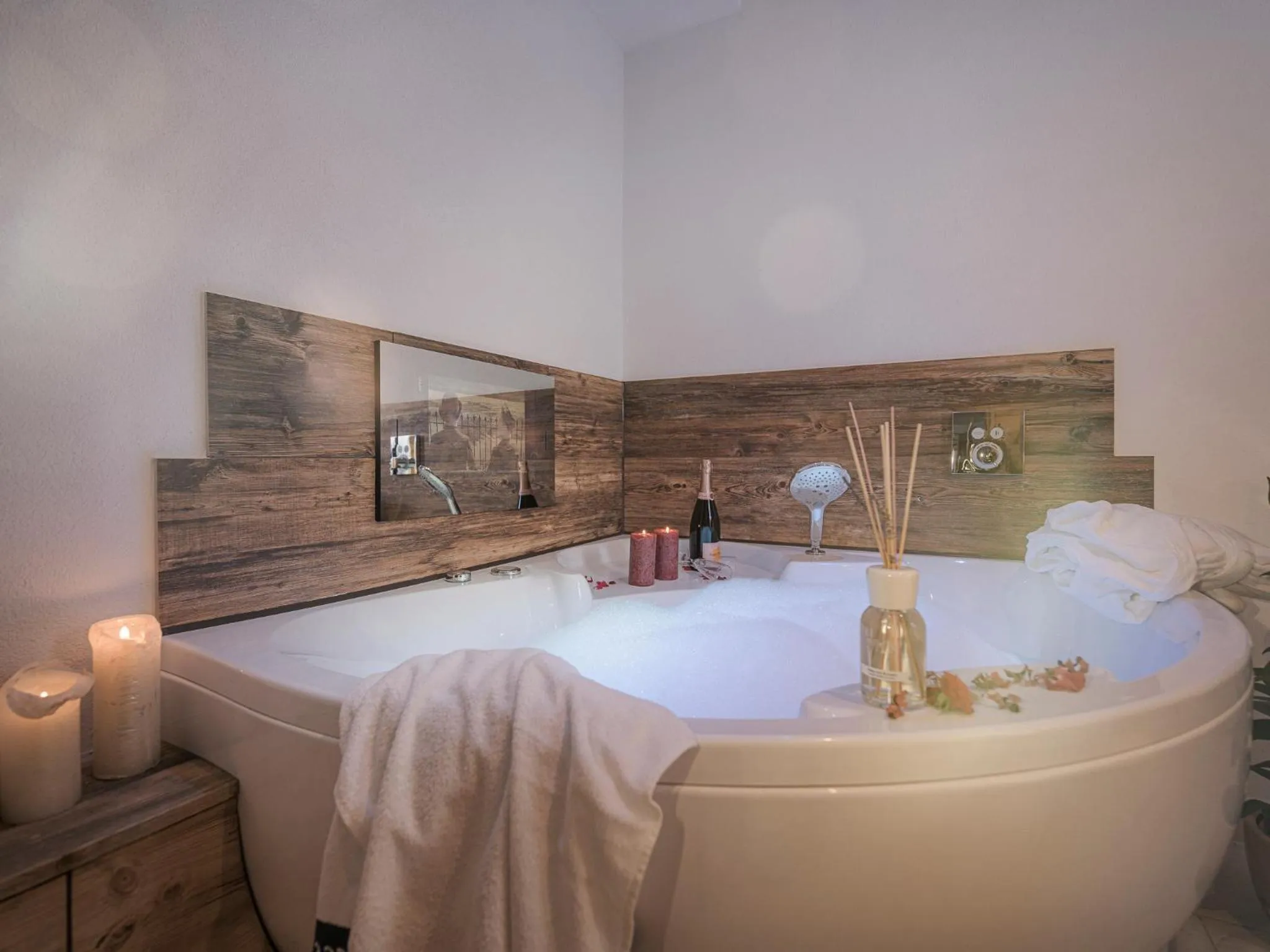 Hot Tub in Apart Central – Premium Mountain&Garden