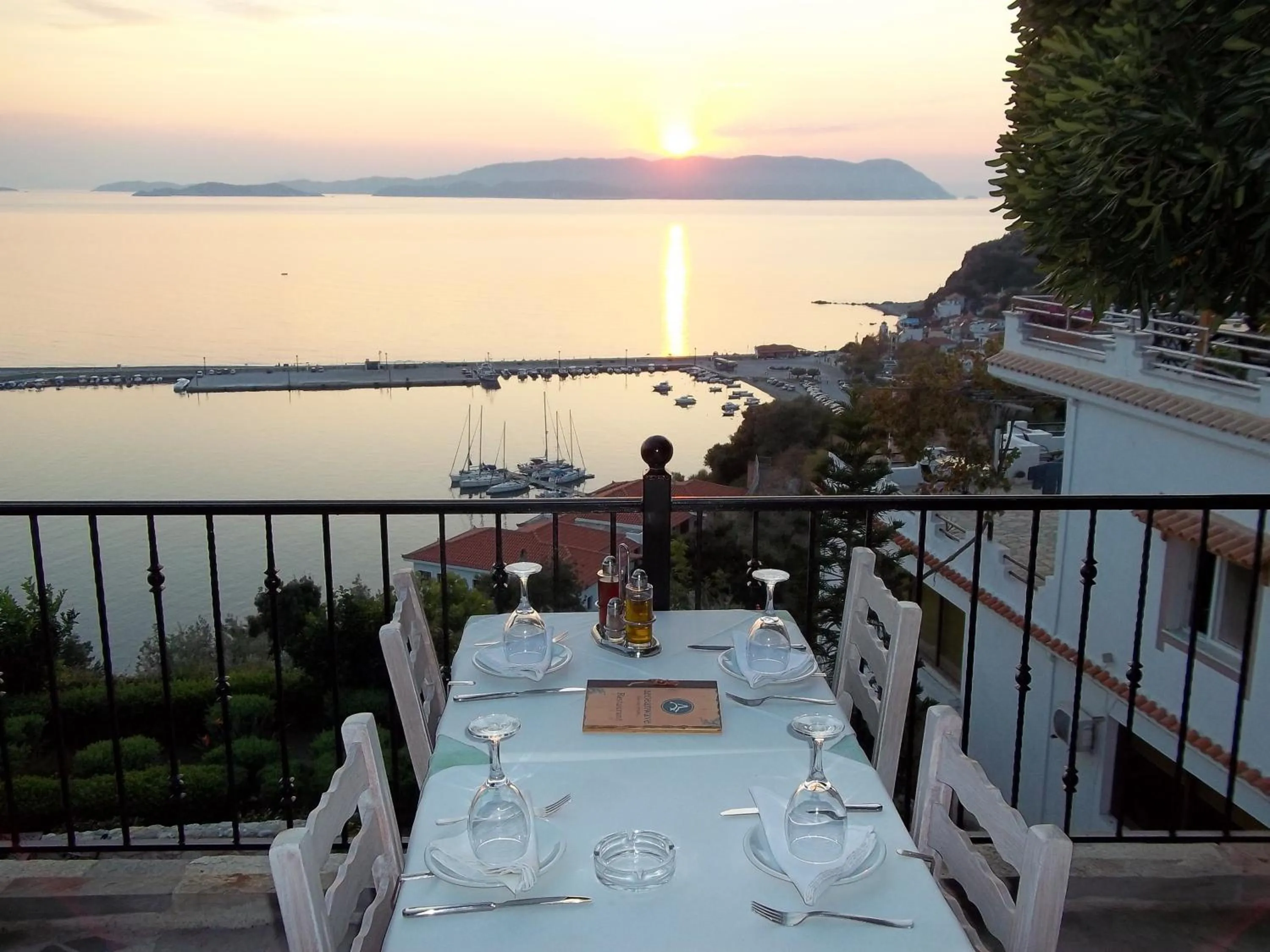 Dining area in Aegean Wave - Faros