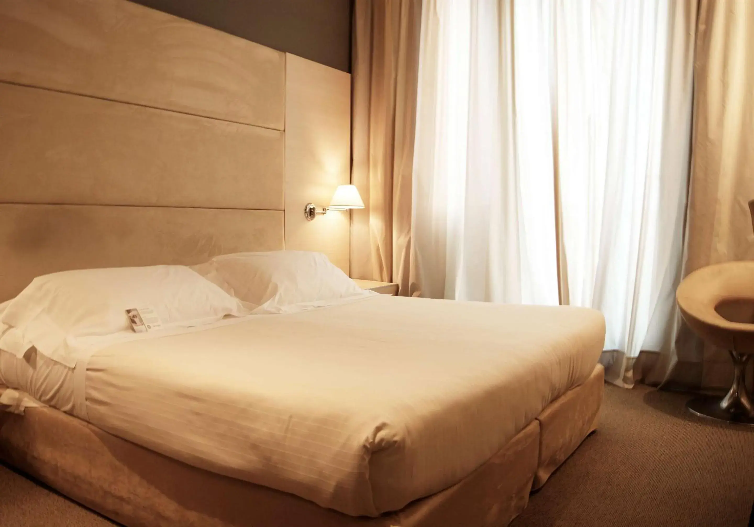 Standard Queen Room in Best Western Plus Hotel Expo Standard Queen Room in Best Western Plus Hotel Expo