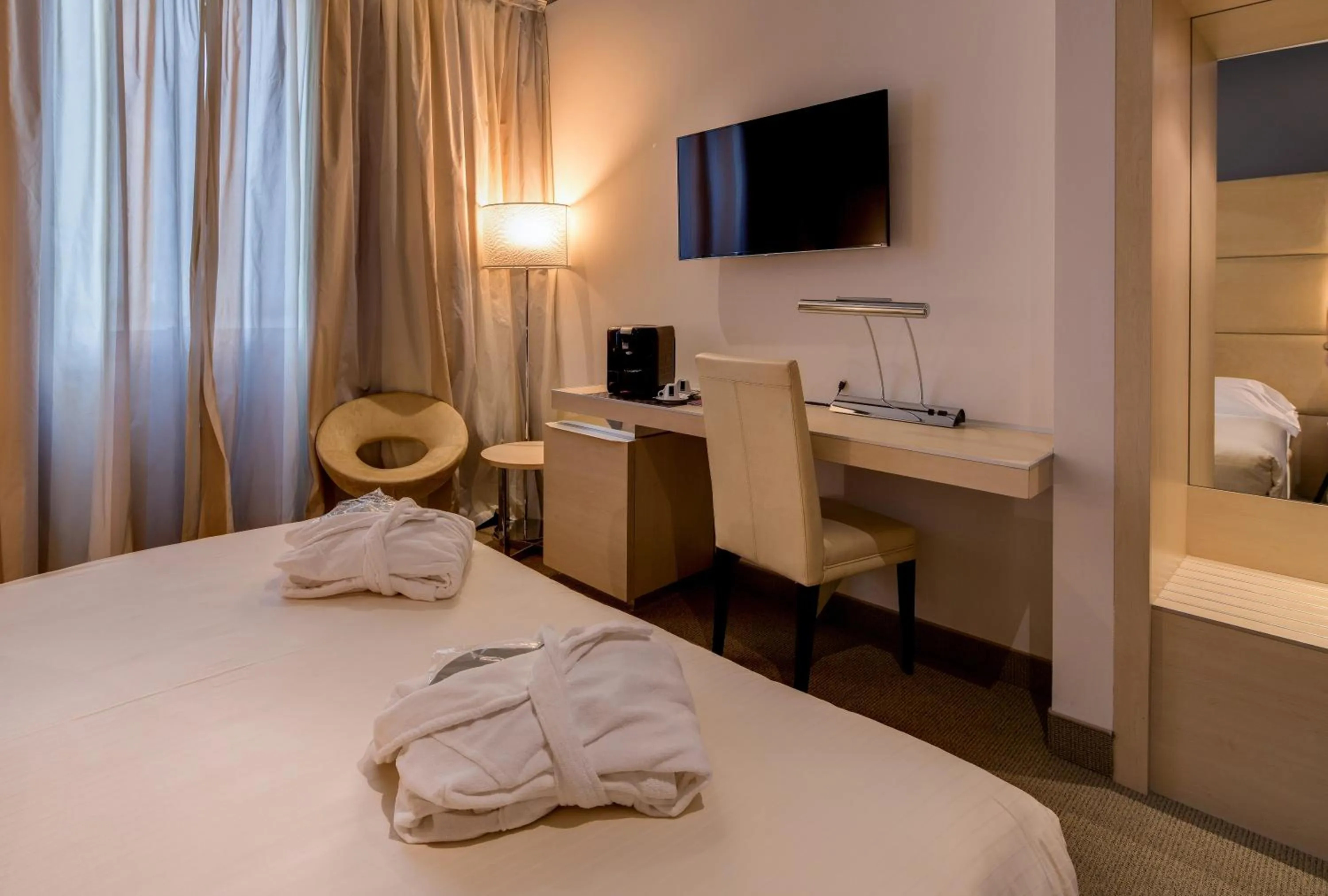 Photo of the whole room, Bed in Best Western Plus Hotel Expo