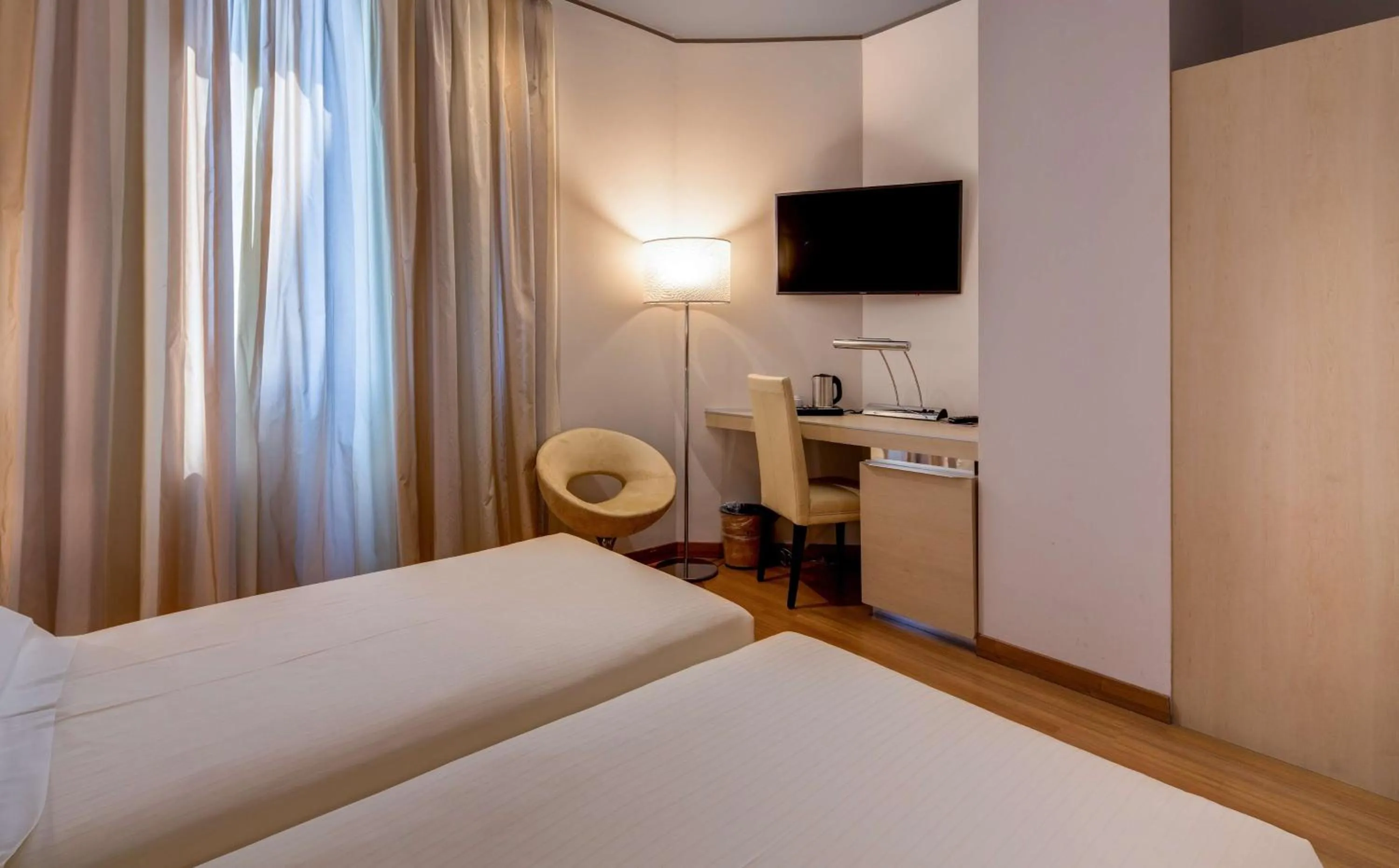 Shower, Bed in Best Western Plus Hotel Expo