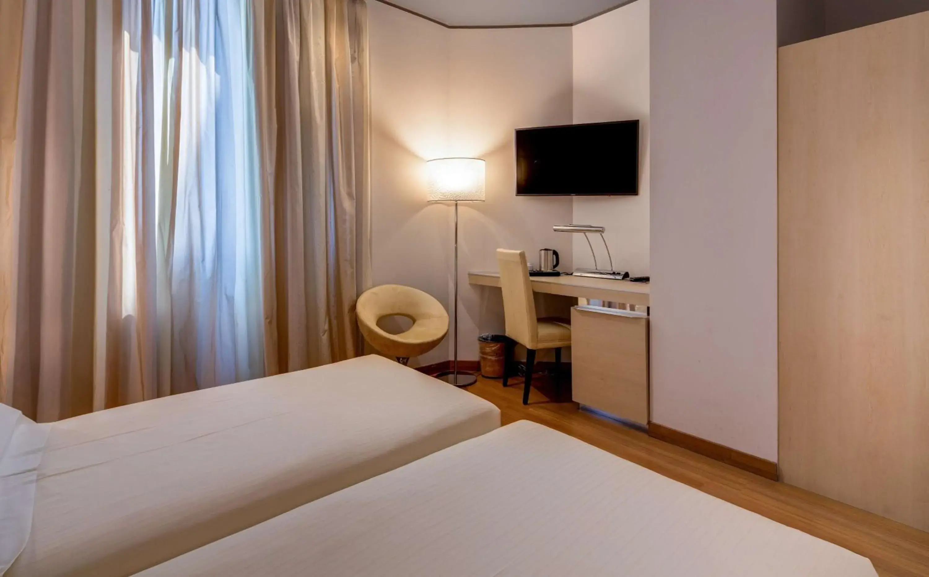 Standard Queen Room with Single Bed - Non-Smoking in Best Western Plus Hotel Expo Standard Queen Room with Single Bed - Non-Smoking in Best Western Plus Hotel Expo