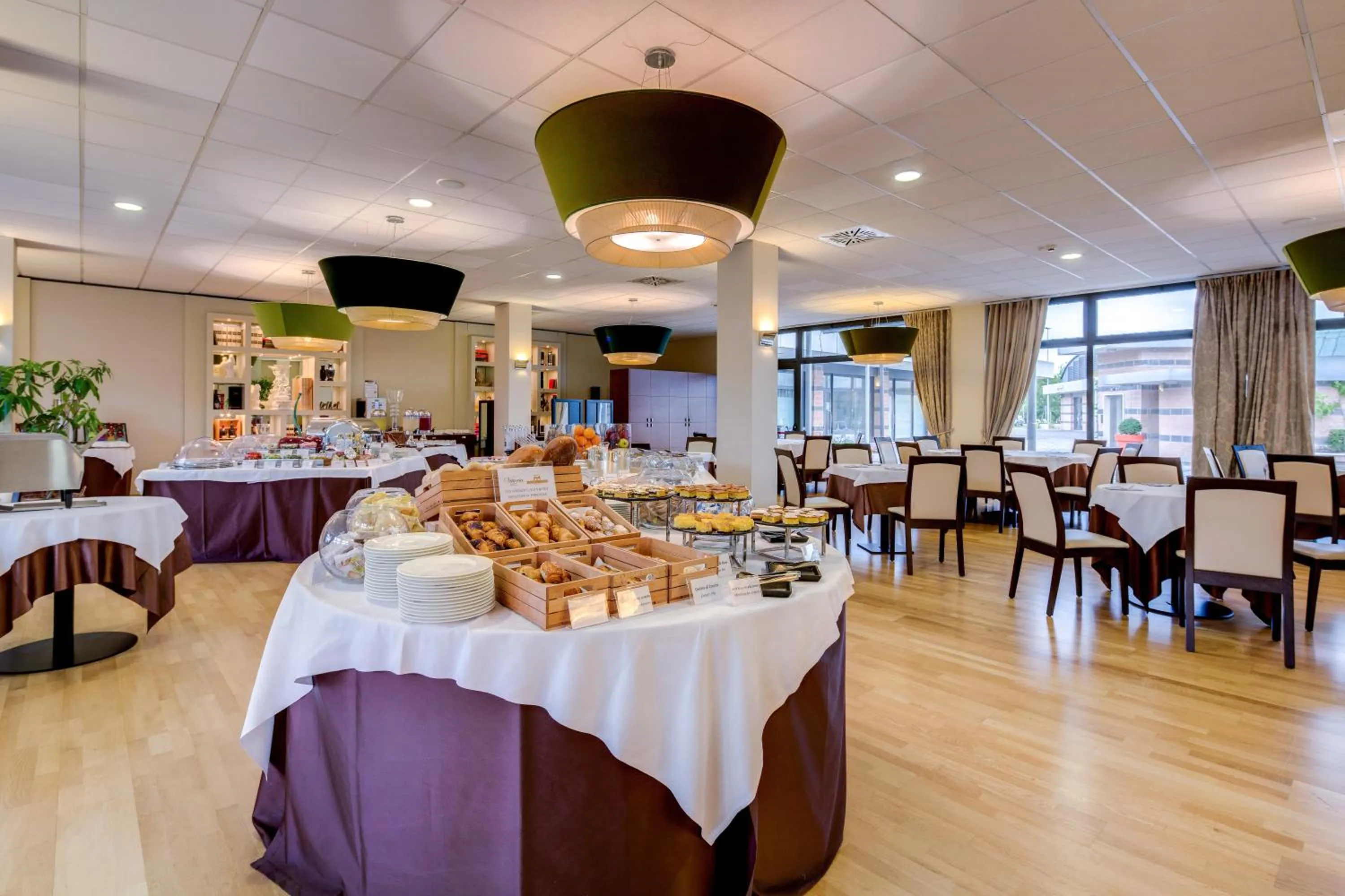 Restaurant/places to eat in Best Western Plus Hotel Expo