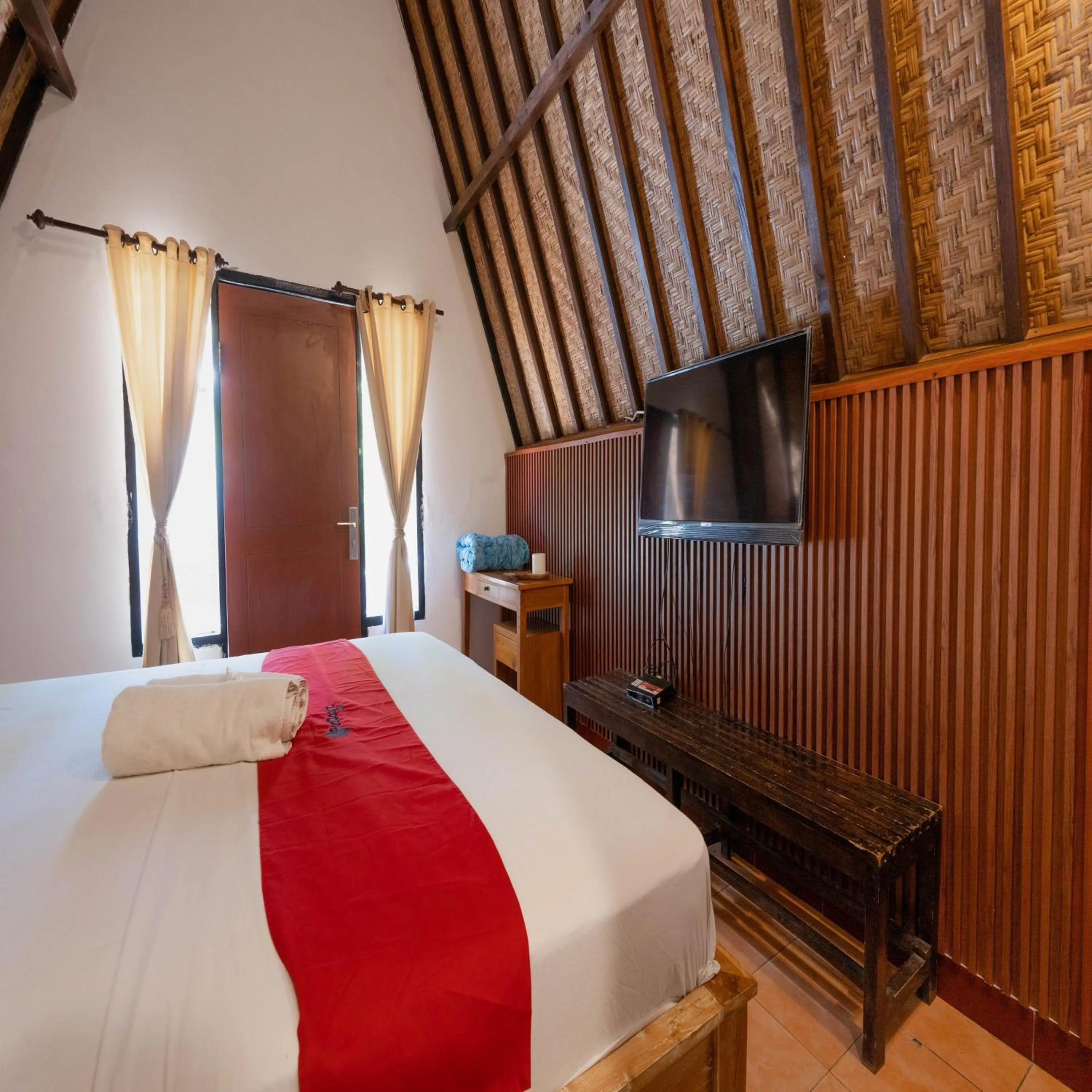 Bedroom, Bed in RedDoorz at Ocean 2 Gili Trawangan