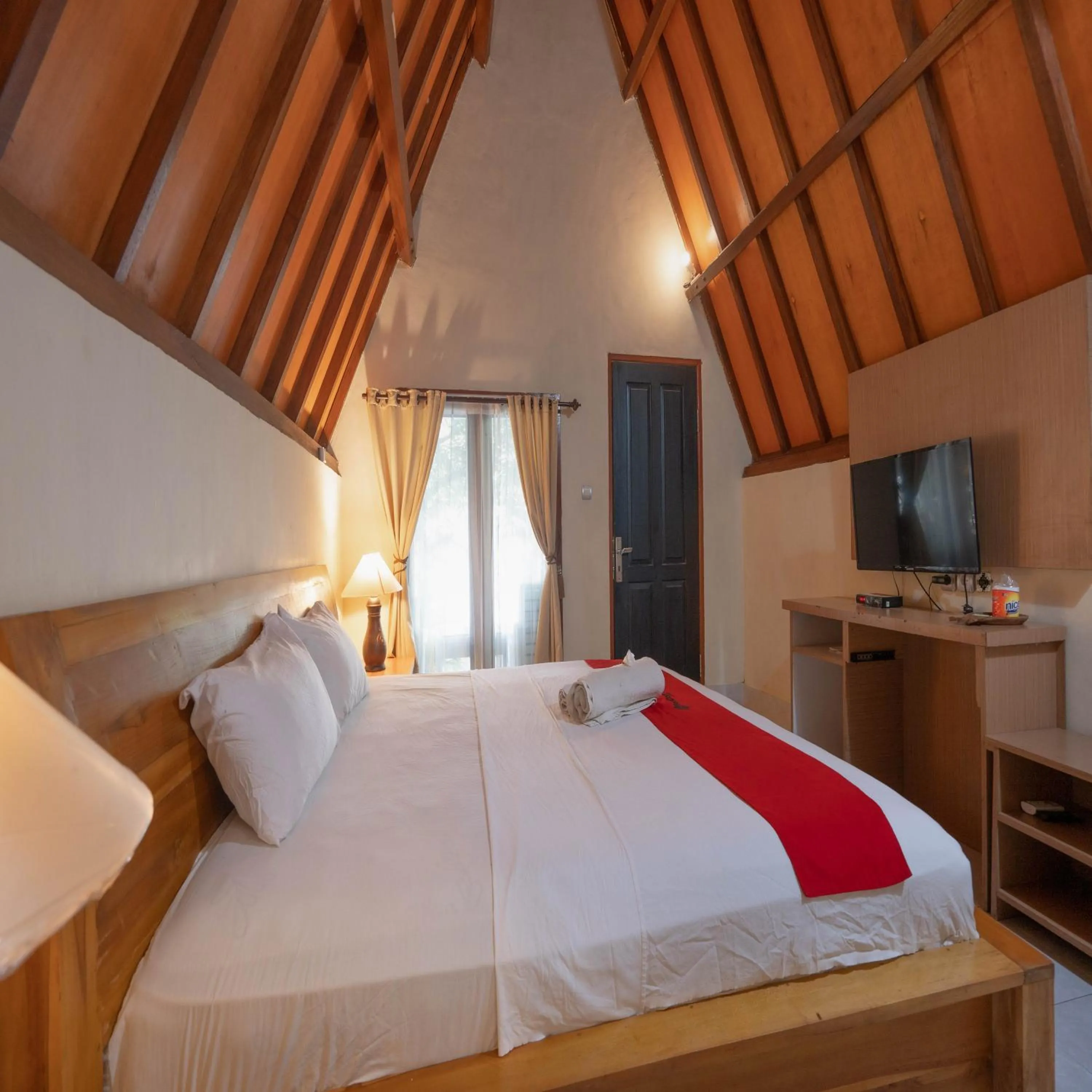 Bedroom, Bed in RedDoorz at Ocean 2 Gili Trawangan