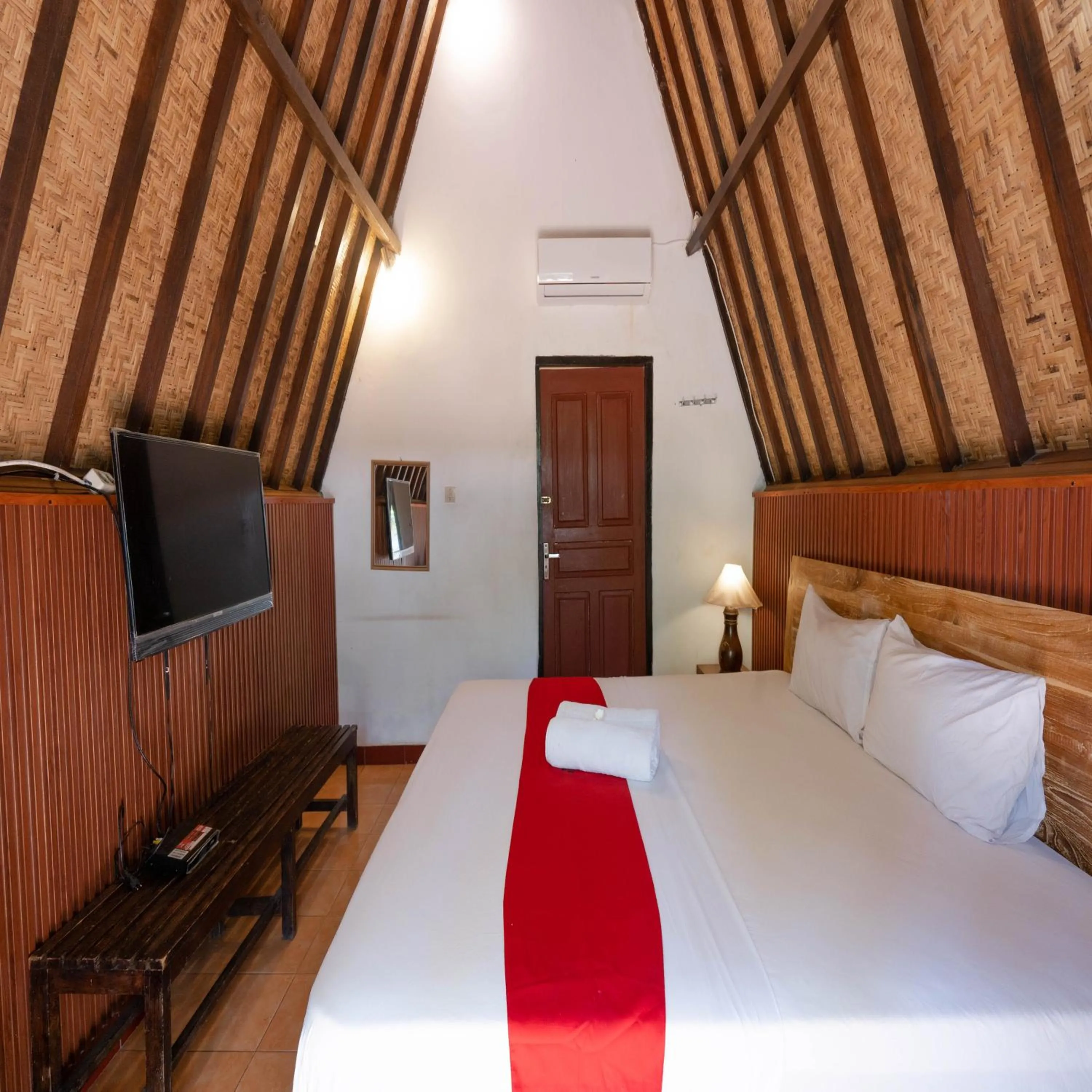 Bedroom, Bed in RedDoorz at Ocean 2 Gili Trawangan