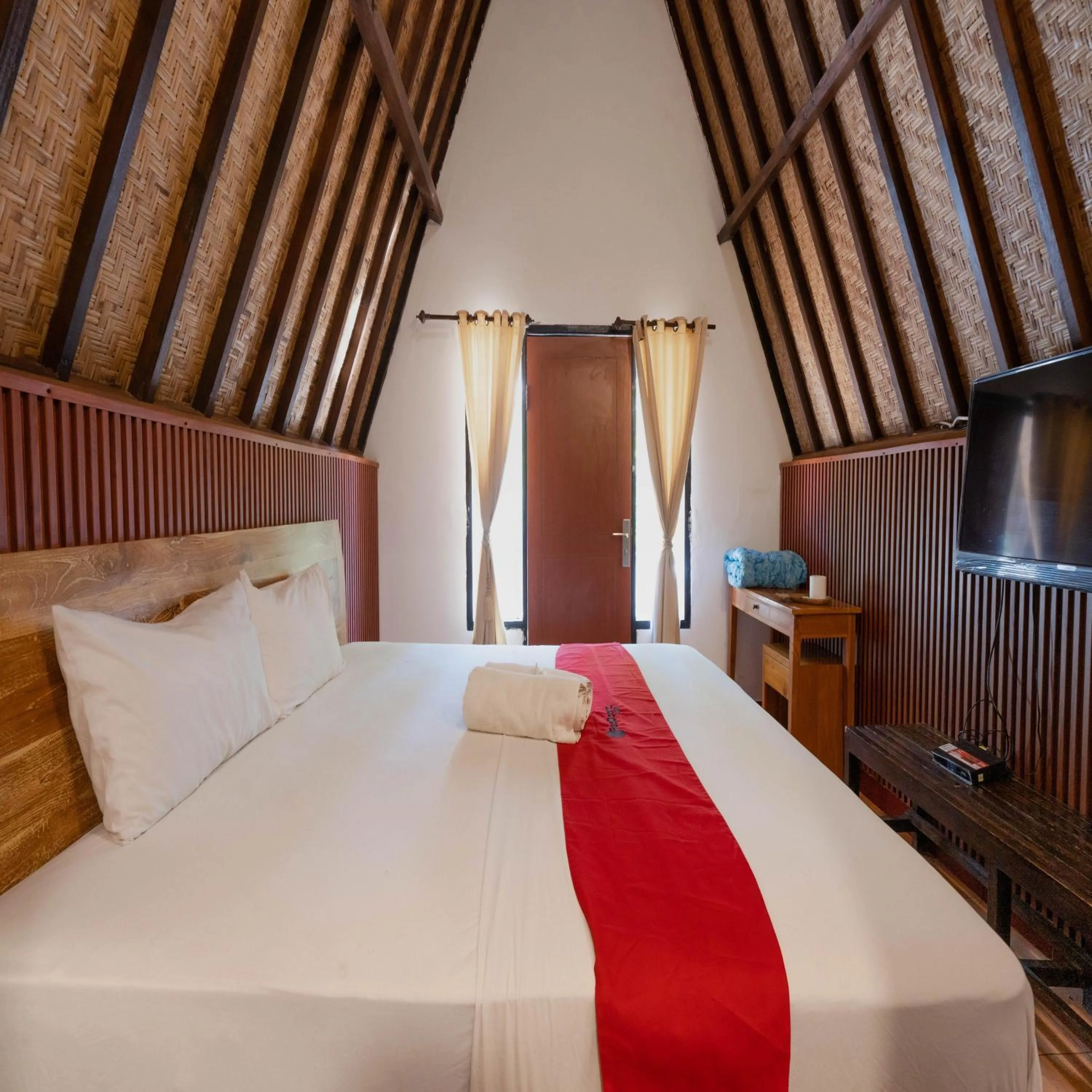 Bedroom, Bed in RedDoorz at Ocean 2 Gili Trawangan