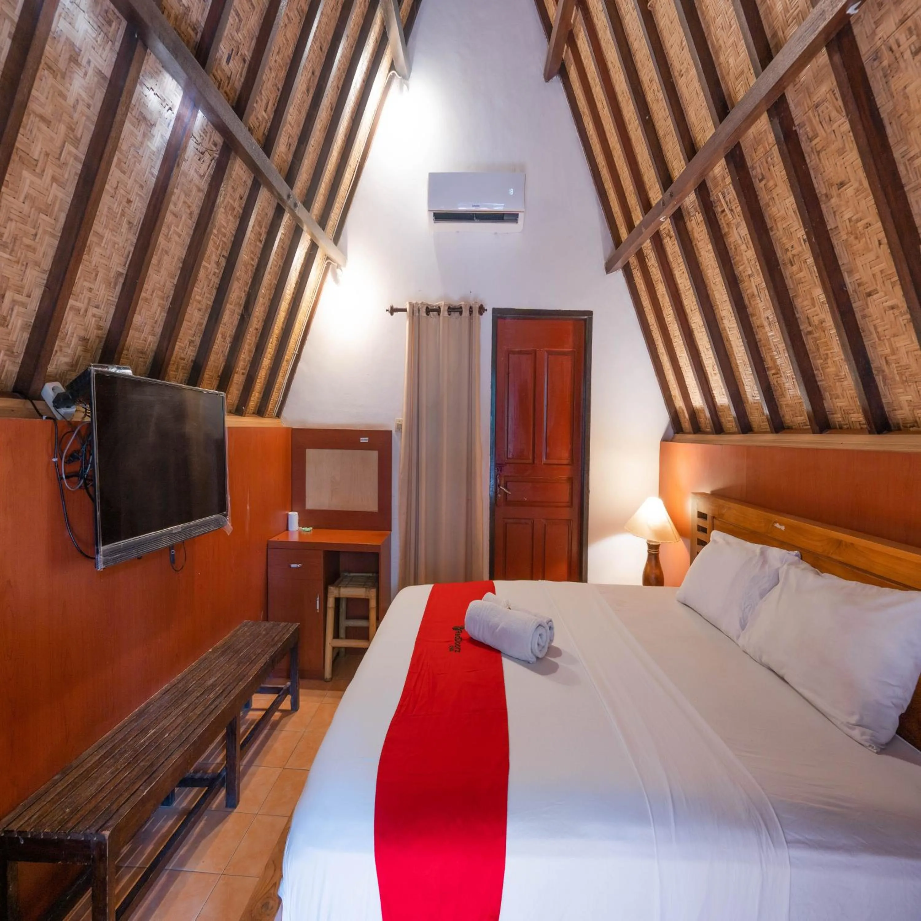 Bedroom, Bed in RedDoorz at Ocean 2 Gili Trawangan