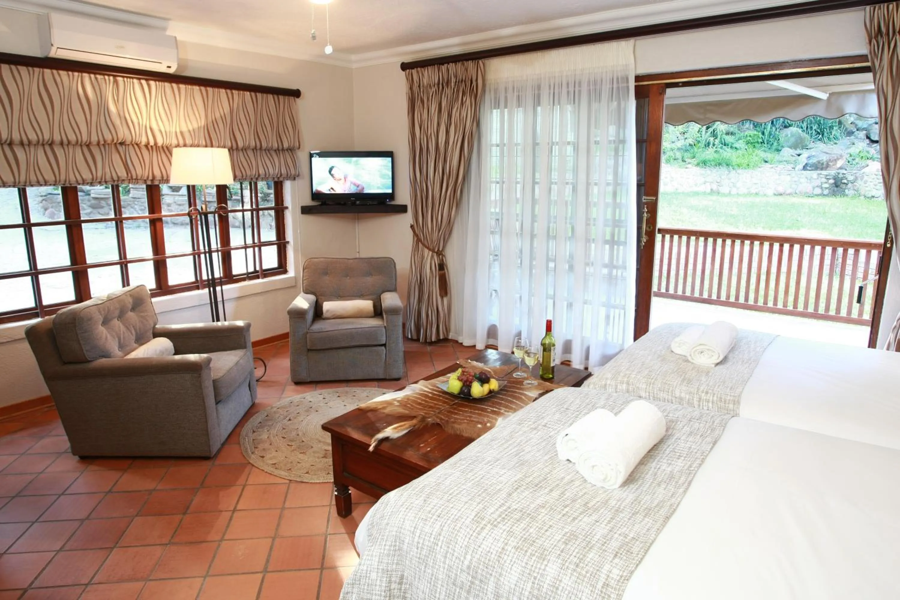 TV and multimedia, Bed in Woodlands Guest House