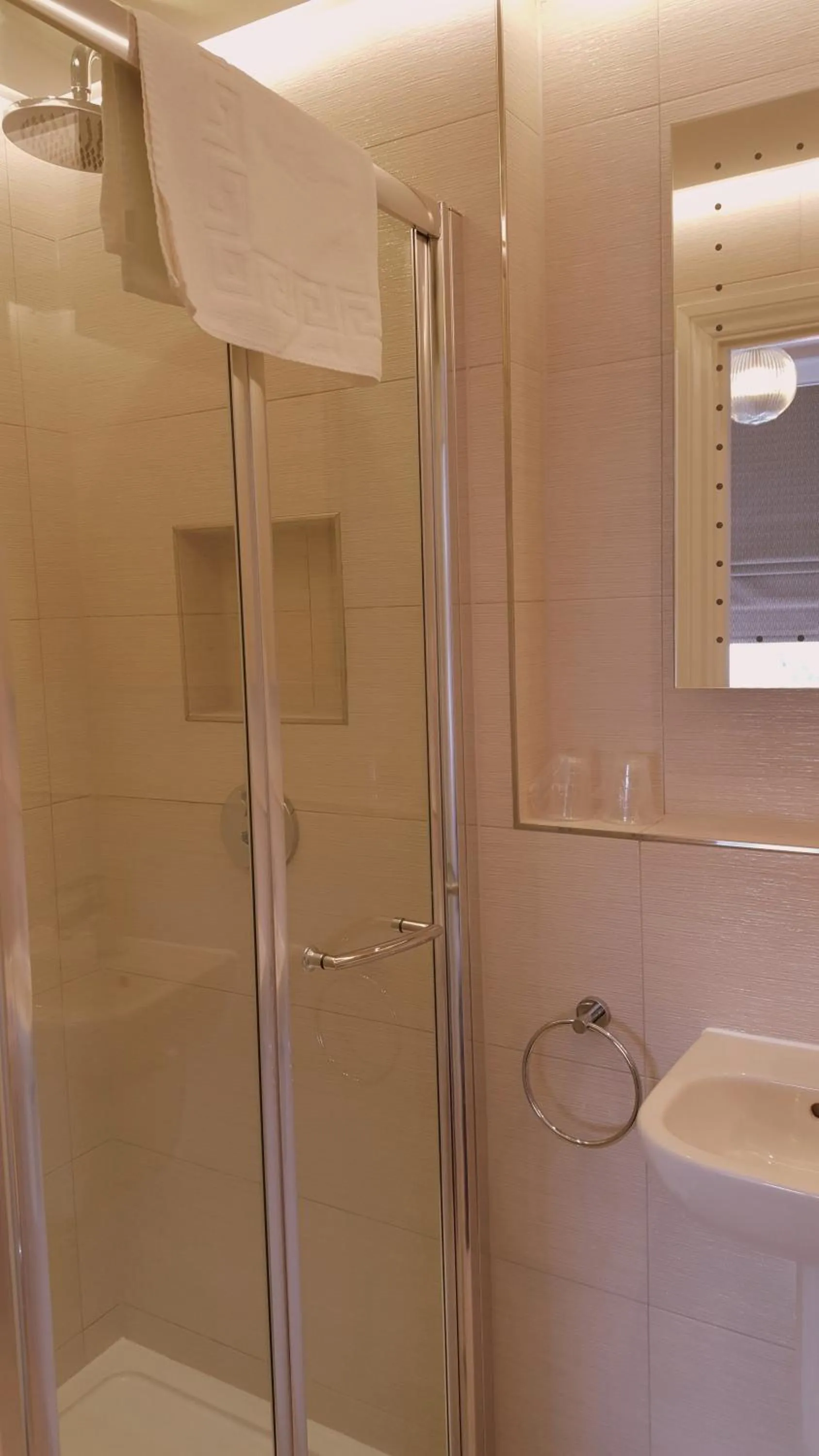 Shower in Red Brighton Blue