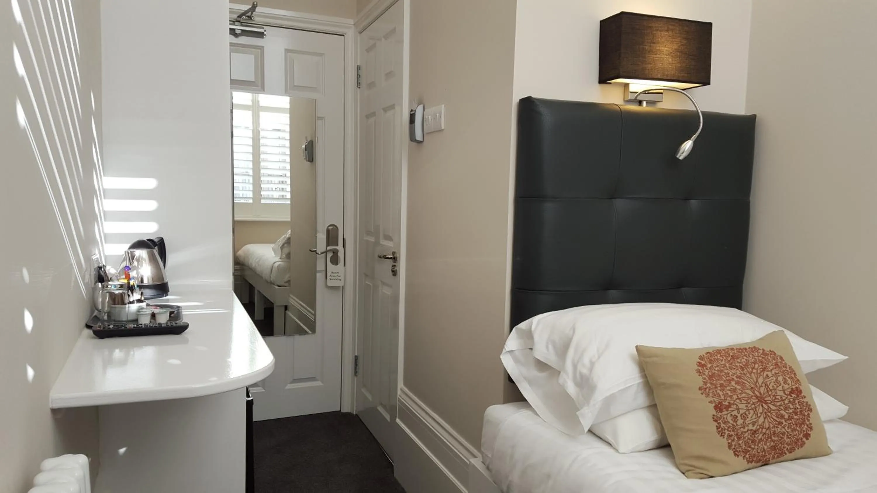 Photo of the whole room, Bed in Red Brighton Blue