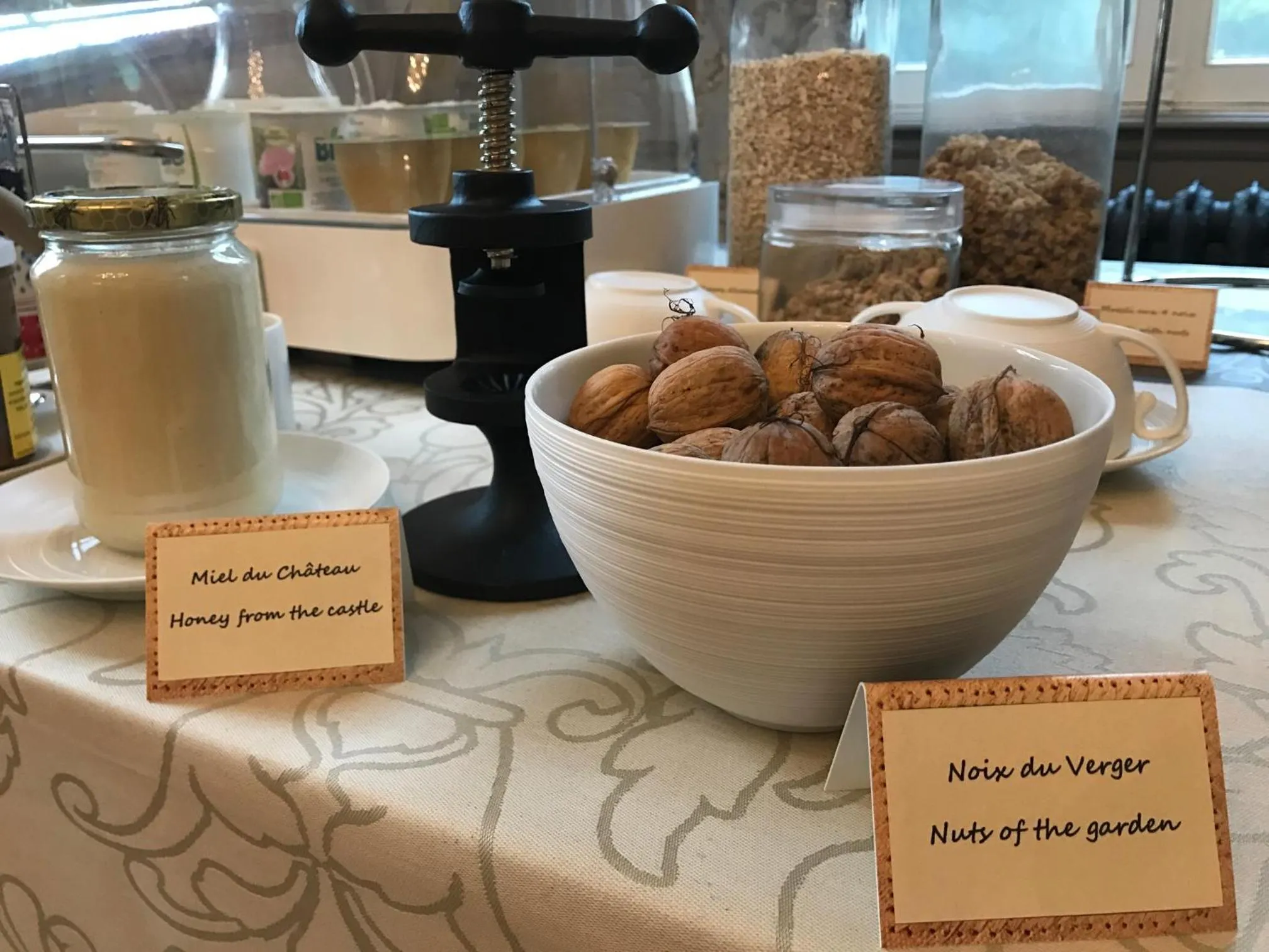 Breakfast in Château de Montabert