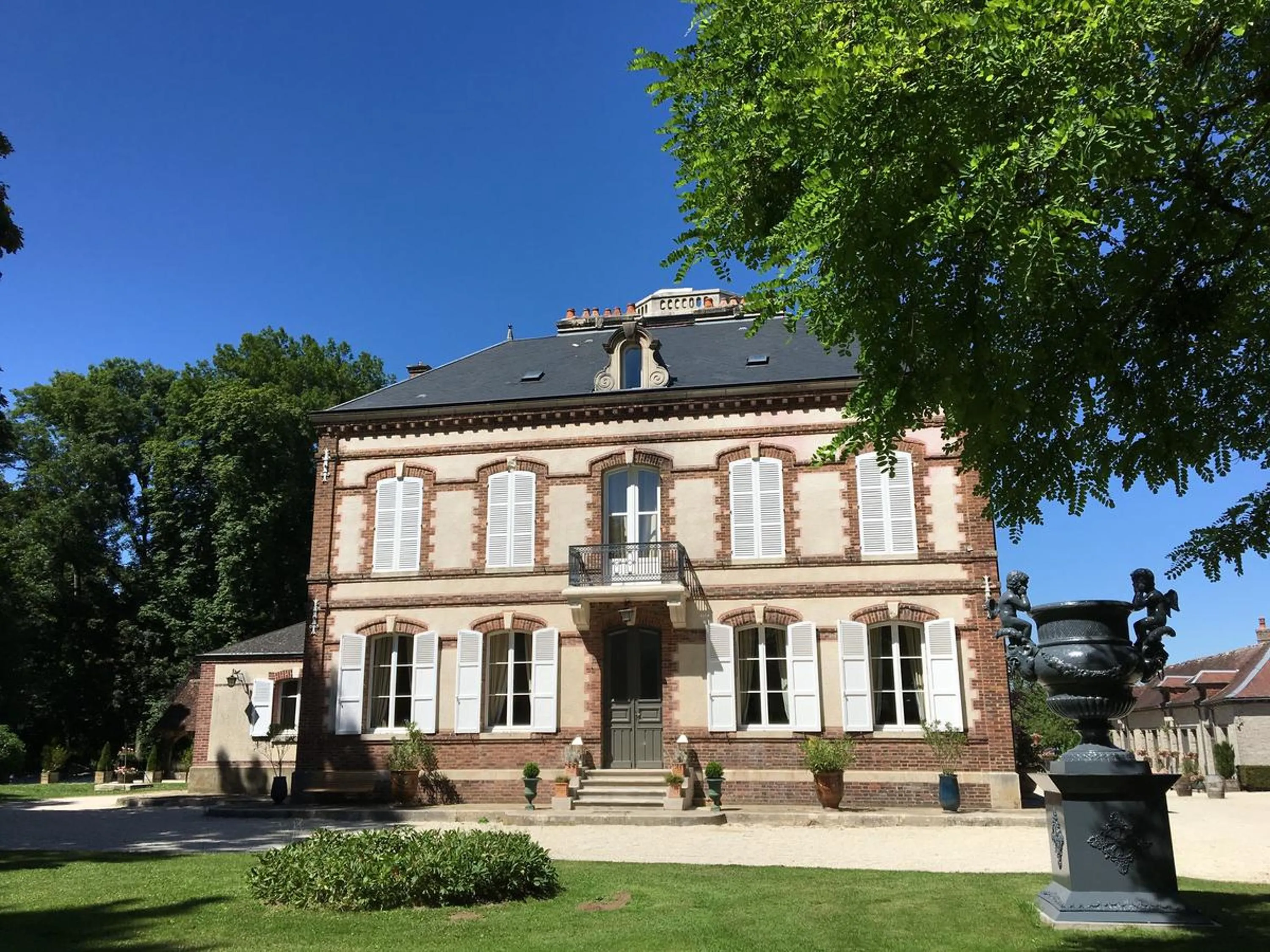 Property building in Château de Montabert