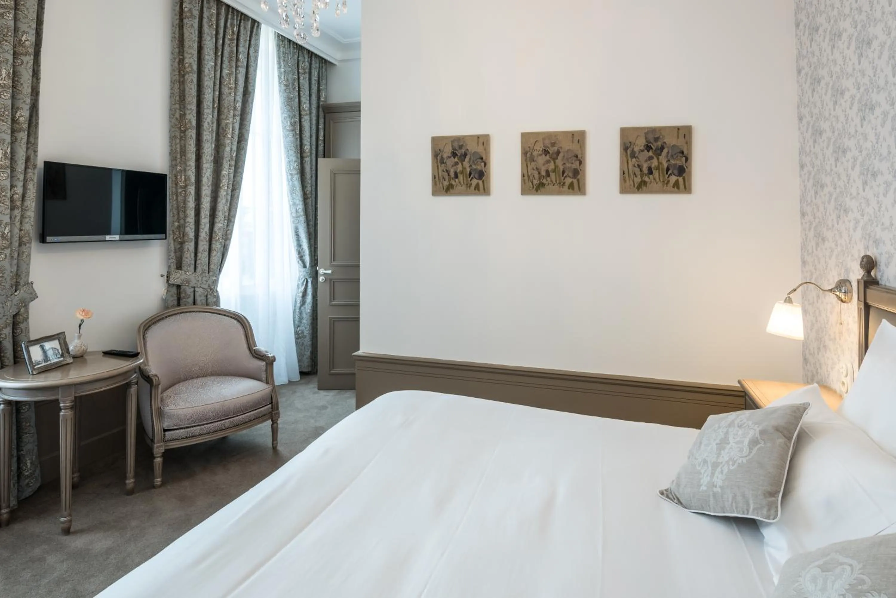 Photo of the whole room, Bed in Château de Montabert