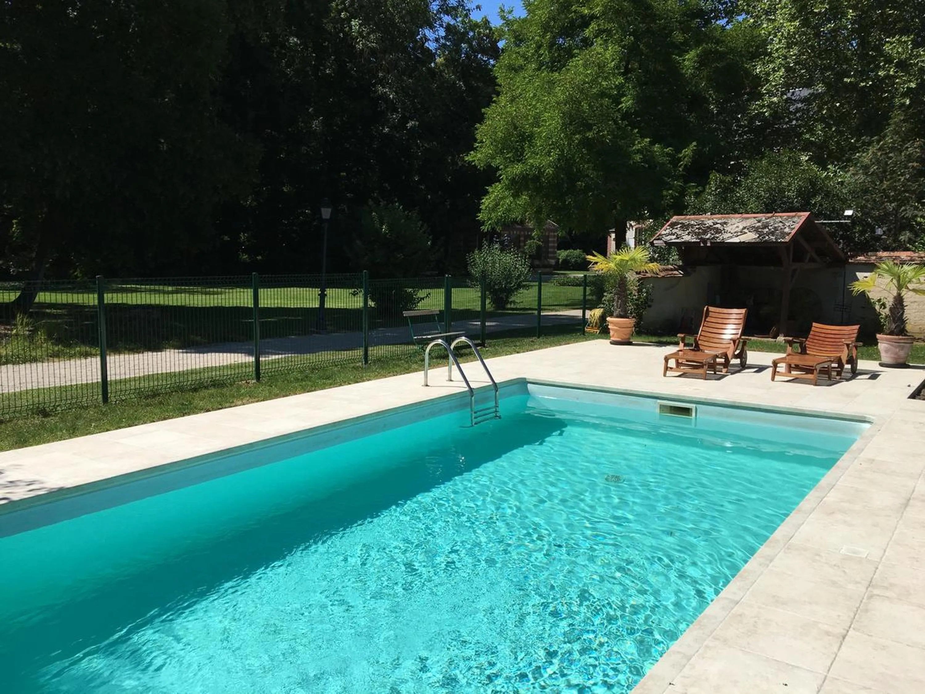 Swimming pool in Château de Montabert